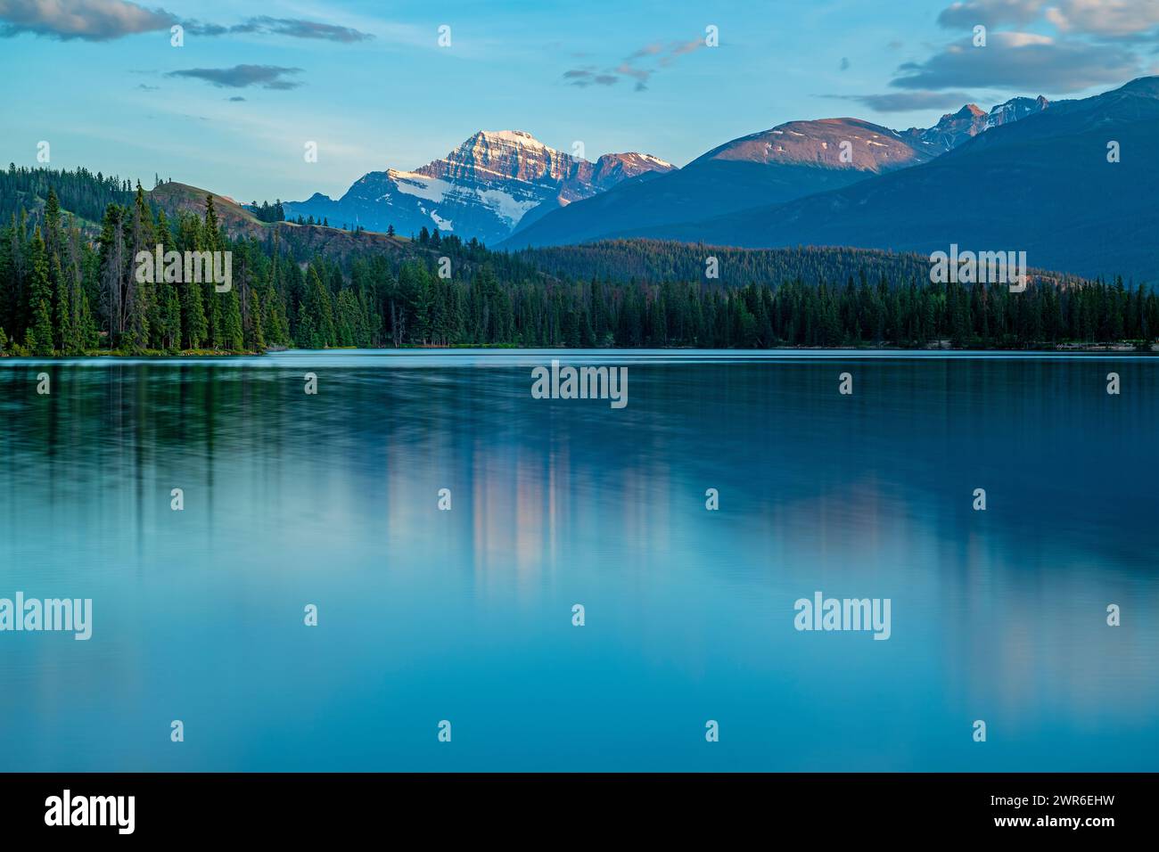 Mont Edith Cavell coucher de soleil réflexion longue exposition, parc national Jasper, Canada. Banque D'Images