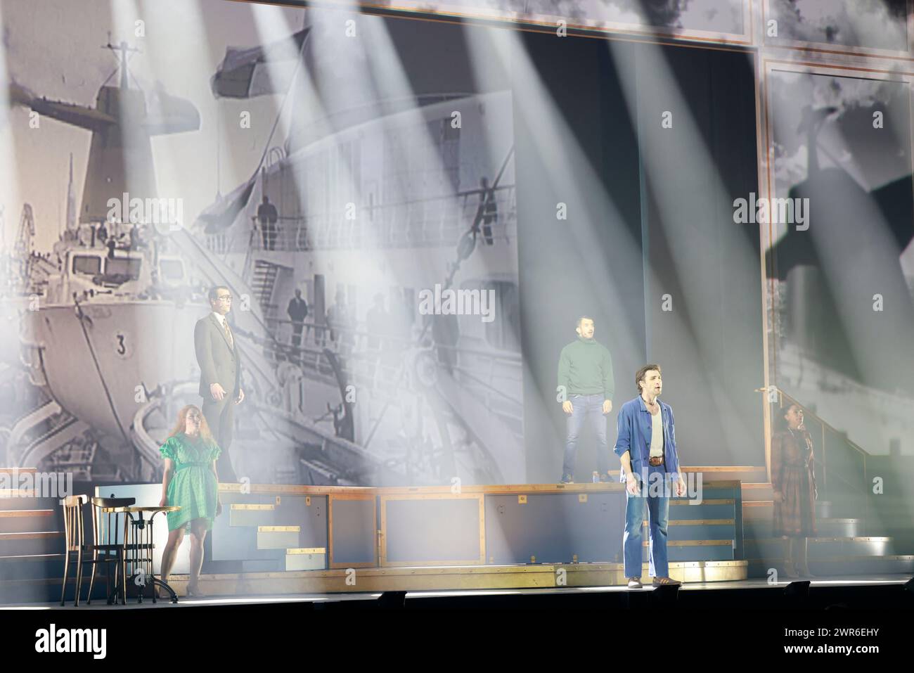 Comédie musicale je VAIS T’AIMER (je VOUS AIMERAI), un spectacle « événementiel » qui rassemble toutes les générations. Voyagez de Paris à New York à bord du Legen Banque D'Images