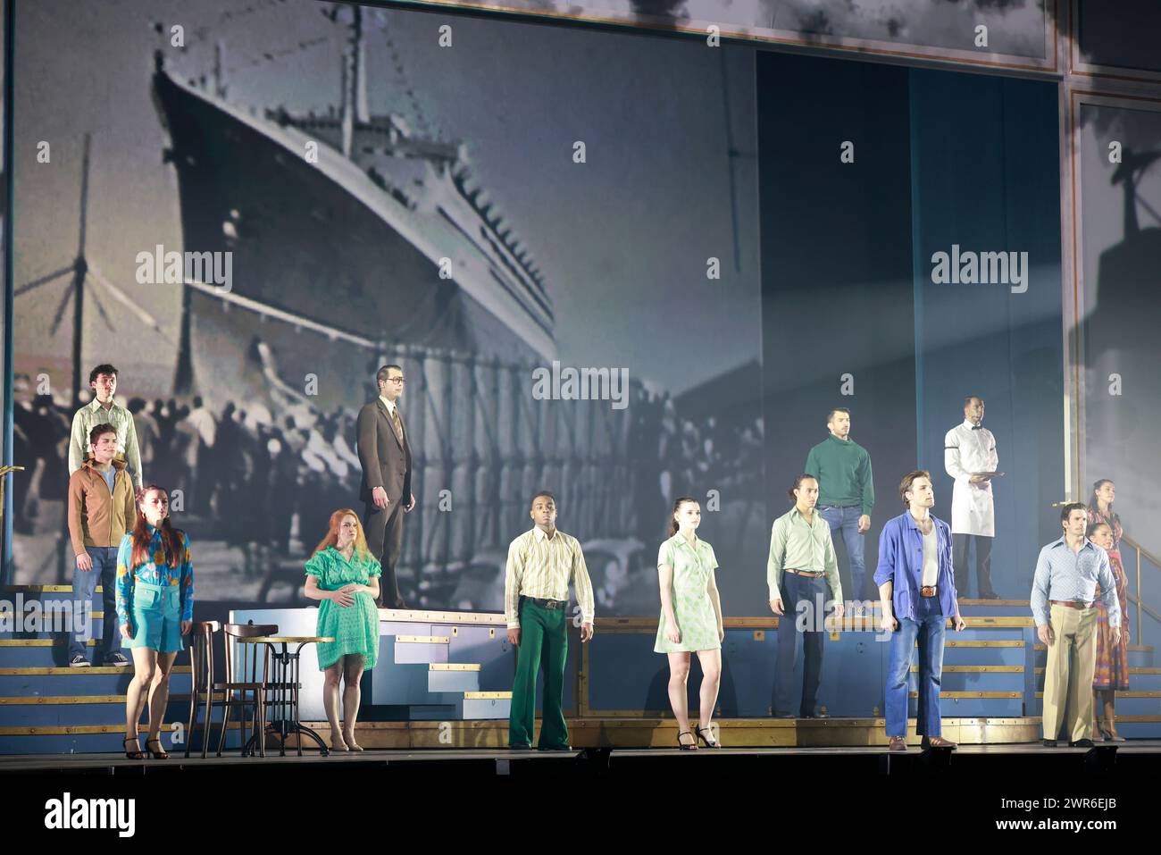 Comédie musicale je VAIS T’AIMER (je VOUS AIMERAI), un spectacle « événementiel » qui rassemble toutes les générations. Voyagez de Paris à New York à bord du Legen Banque D'Images