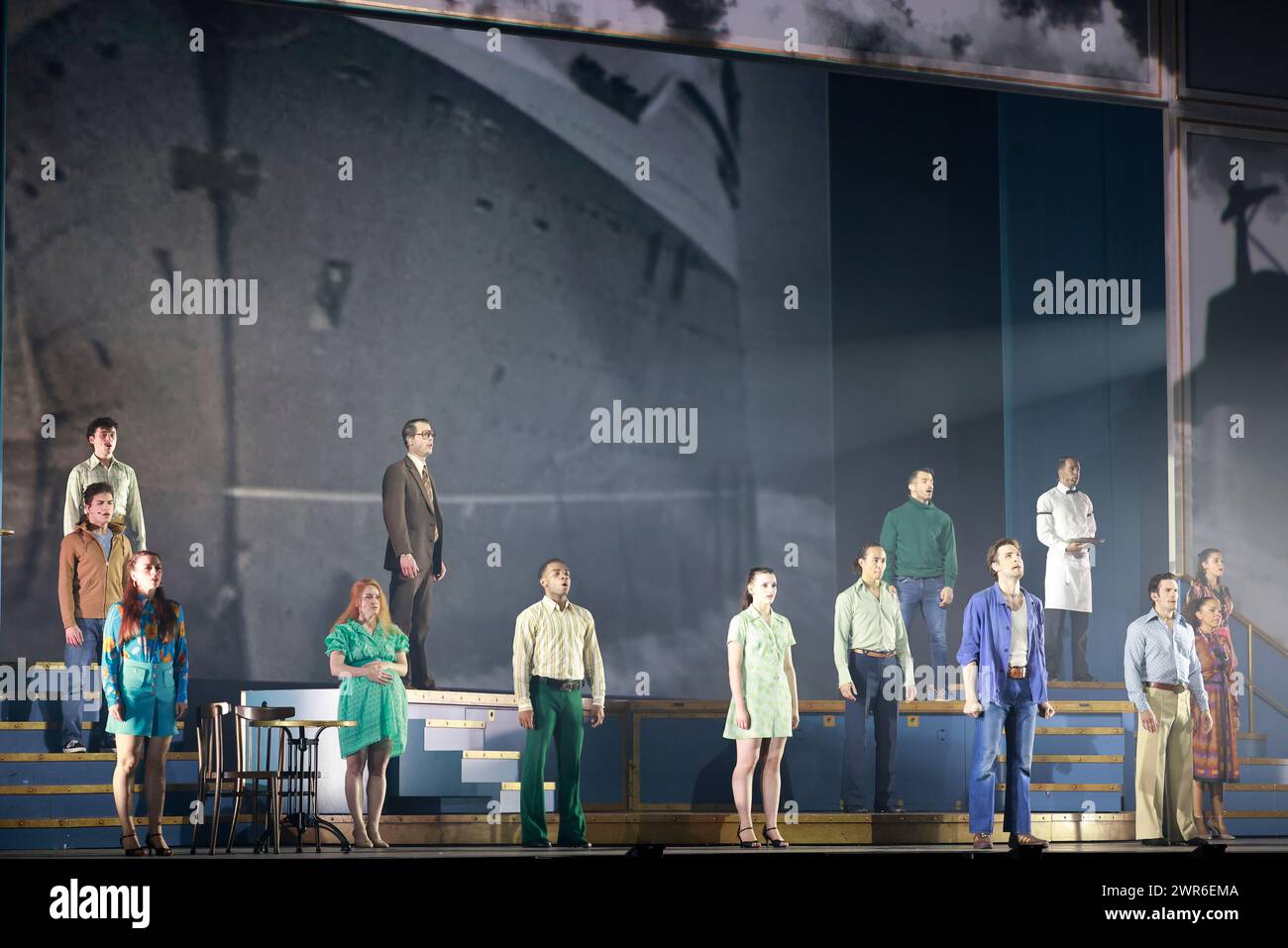 Comédie musicale je VAIS T’AIMER (je VOUS AIMERAI), un spectacle « événementiel » qui rassemble toutes les générations. Voyagez de Paris à New York à bord du Legen Banque D'Images