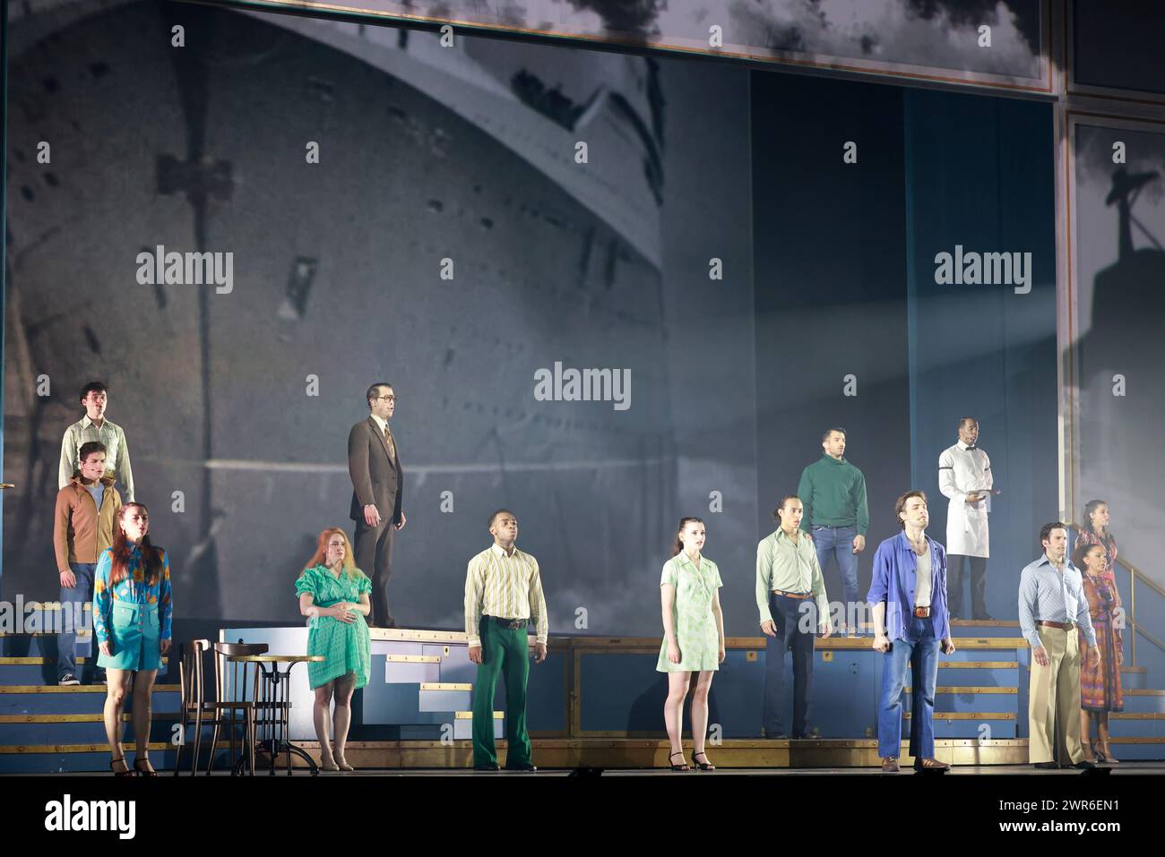 Comédie musicale je VAIS T’AIMER (je VOUS AIMERAI), un spectacle « événementiel » qui rassemble toutes les générations. Voyagez de Paris à New York à bord du Legen Banque D'Images