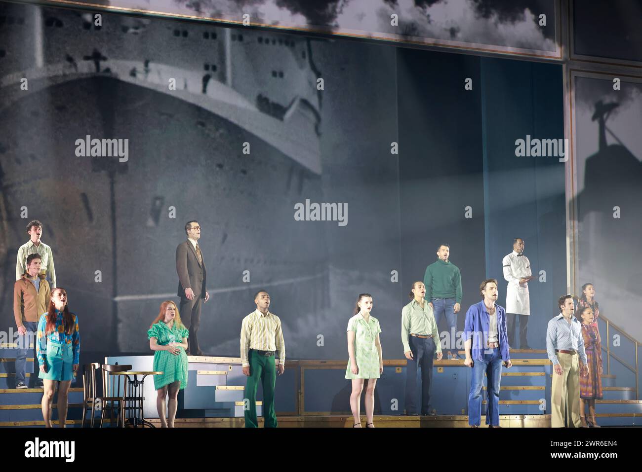 Comédie musicale je VAIS T’AIMER (je VOUS AIMERAI), un spectacle « événementiel » qui rassemble toutes les générations. Voyagez de Paris à New York à bord du Legen Banque D'Images