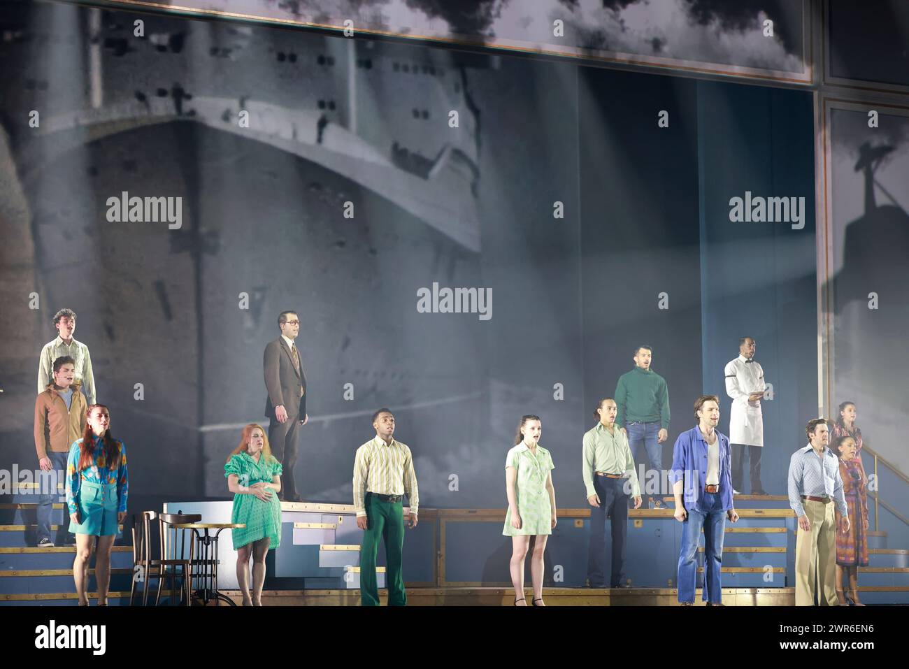 Comédie musicale je VAIS T’AIMER (je VOUS AIMERAI), un spectacle « événementiel » qui rassemble toutes les générations. Voyagez de Paris à New York à bord du Legen Banque D'Images