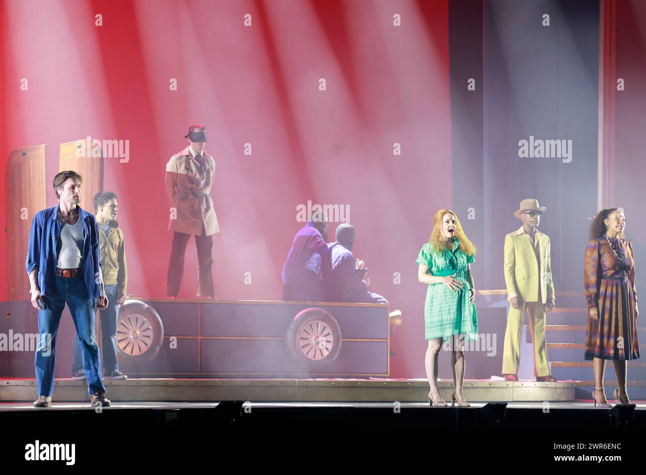 Comédie musicale je VAIS T’AIMER (je VOUS AIMERAI), un spectacle « événementiel » qui rassemble toutes les générations. Voyagez de Paris à New York à bord du Legen Banque D'Images