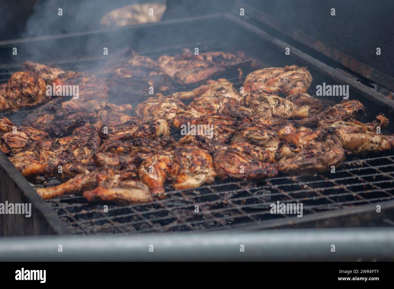 Poulet jerk cuisiné sur un barbecue au Carnaval de Notting Hill 2023 Banque D'Images