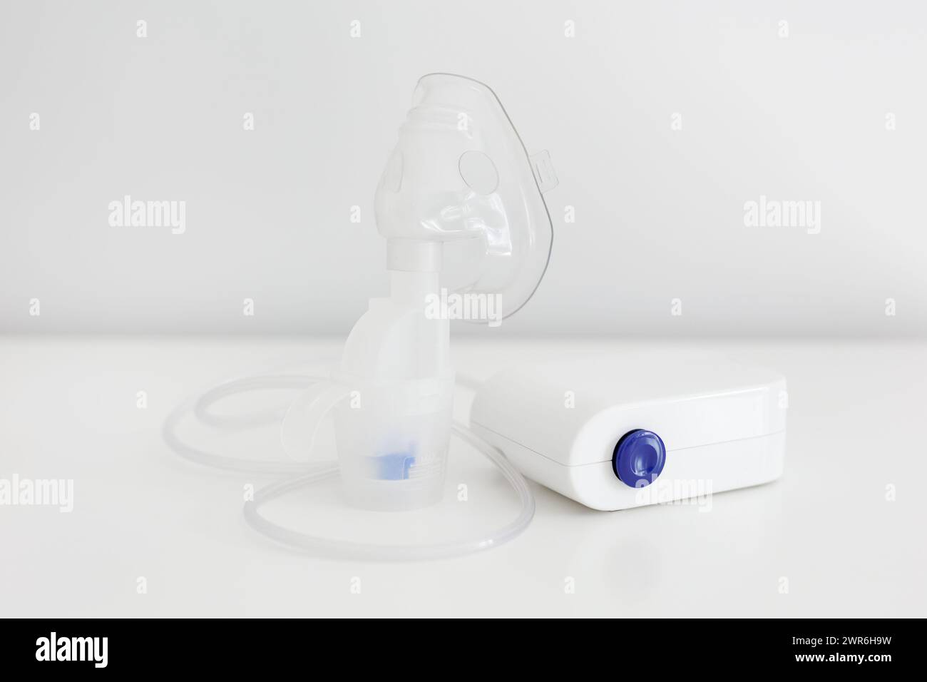 EQUIPEMENT médical pour inhalation avec masque respiratoire sur table Banque D'Images