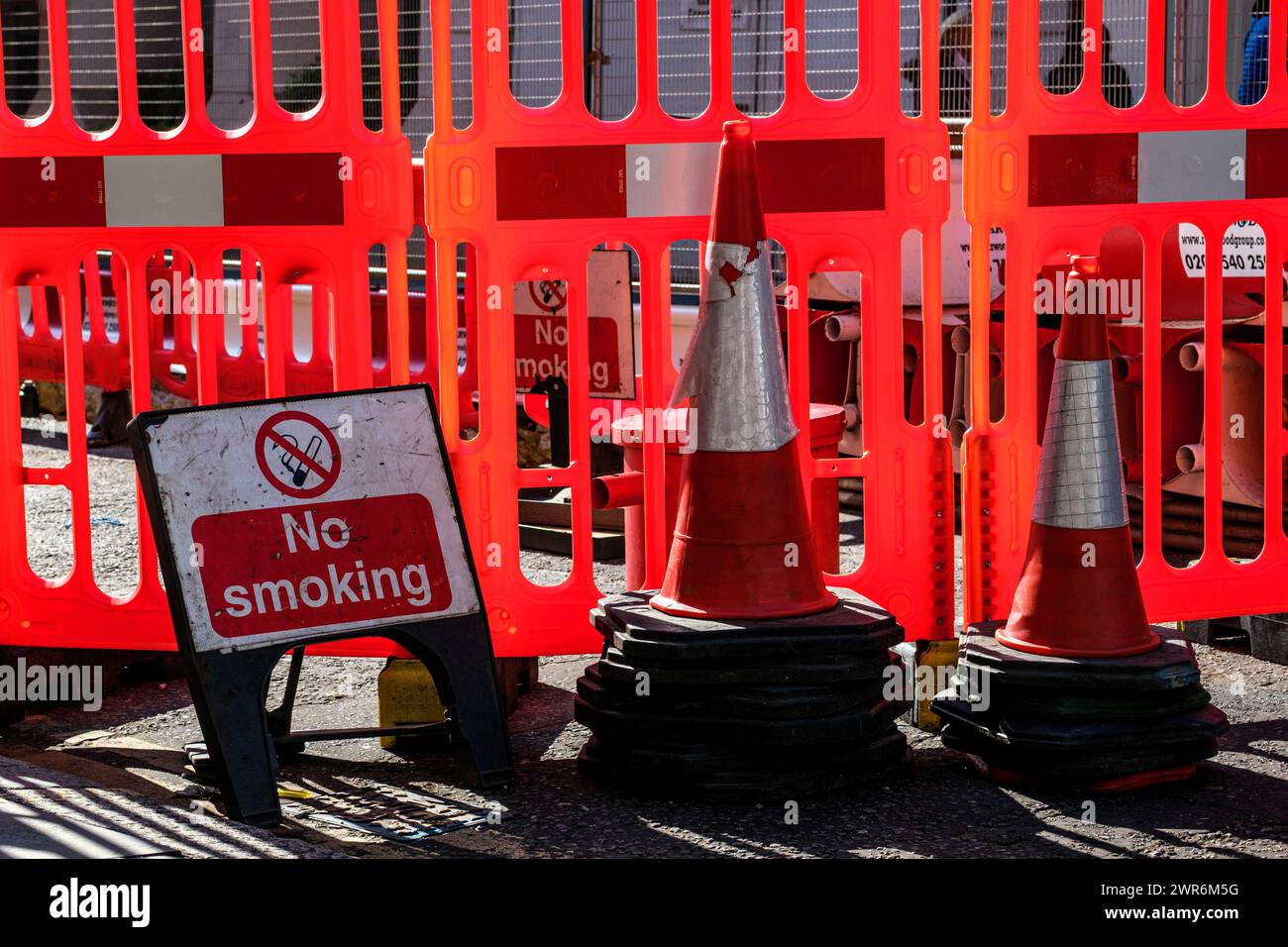 Ville de Westminster, Londres, Royaume-Uni, 08 mars 2024, avis interdisant le tabagisme et les barrières de sécurité des travaux routiers St Martins Lane gros plan avec No People Banque D'Images