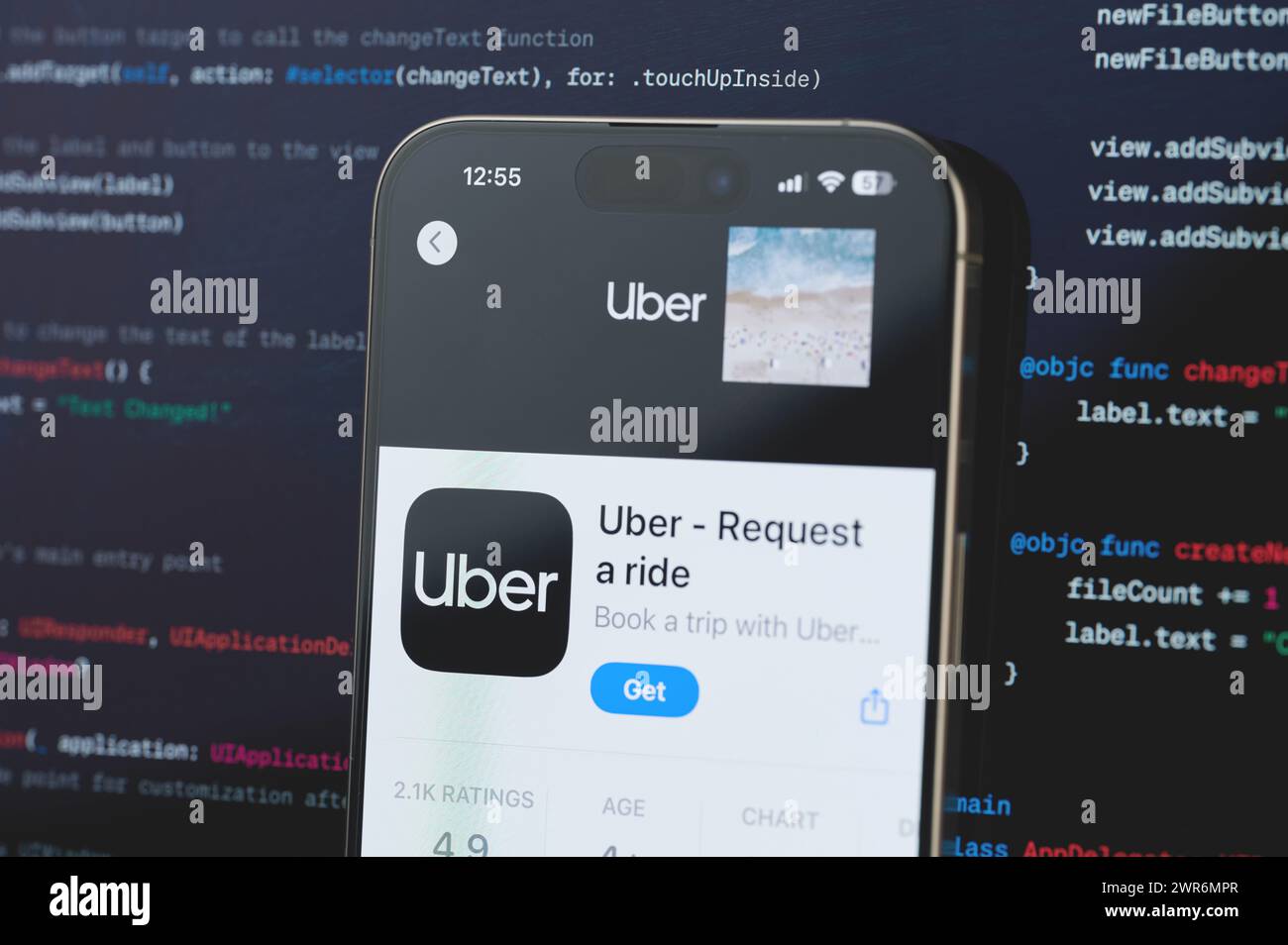 New York, États-Unis - 23 février 2024 : Uber sur l'écran de l'iphone en arrière-plan de programmation de code flou Banque D'Images