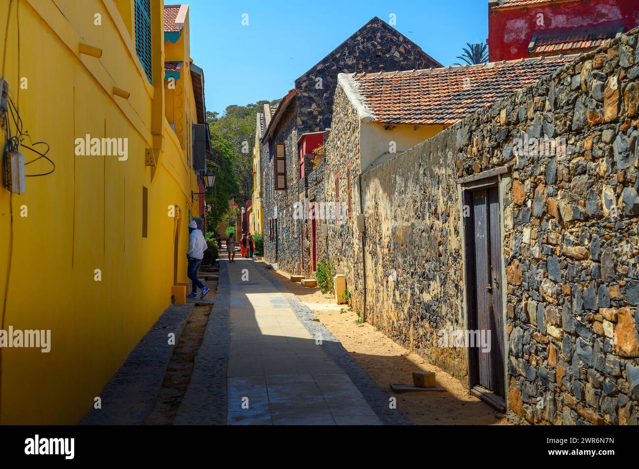 Les bâtiments colorés et les rues sablonneuses de l'île Gorée au Sénégal, en Afrique de l'Ouest Banque D'Images
