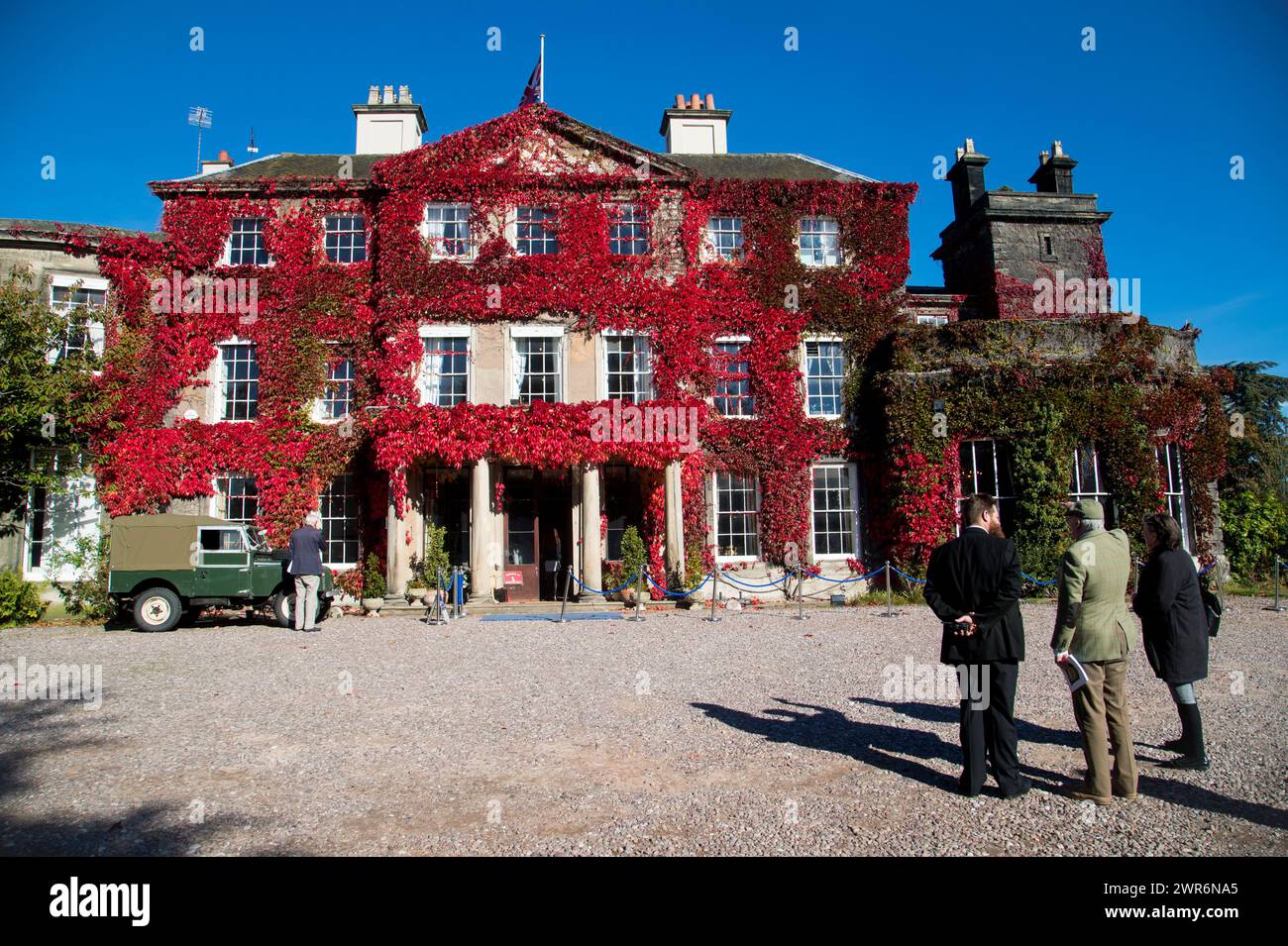 09/10/18 entourés de superbes couleurs automnales sur le Virginia Creeper de Bishton Hall, les soumissionnaires potentiels arrivent pour voir les lots avant le contenu de t Banque D'Images