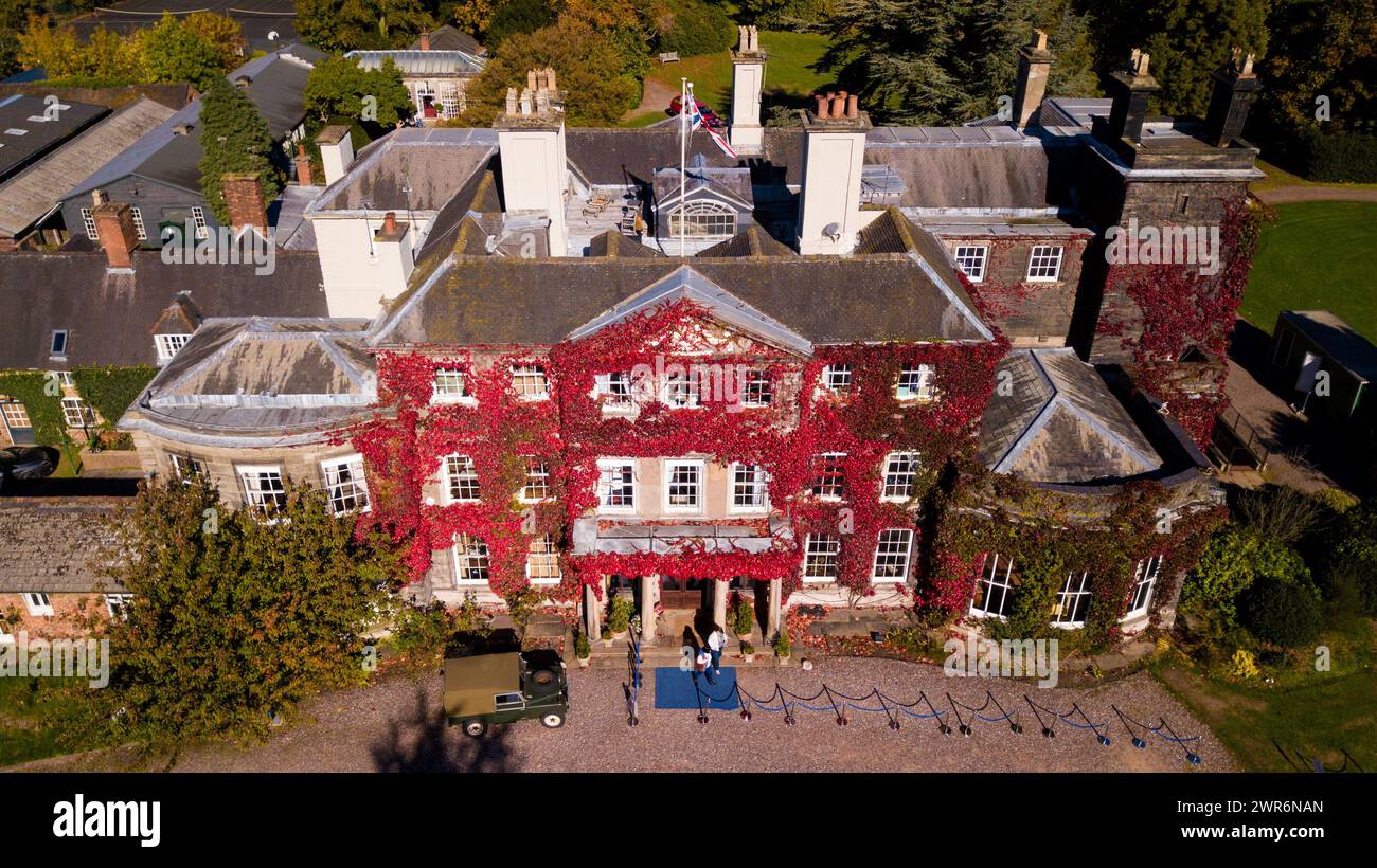 09/10/18 entourés de superbes couleurs automnales sur le Virginia Creeper de Bishton Hall, les soumissionnaires potentiels arrivent pour voir les lots avant le contenu de t Banque D'Images