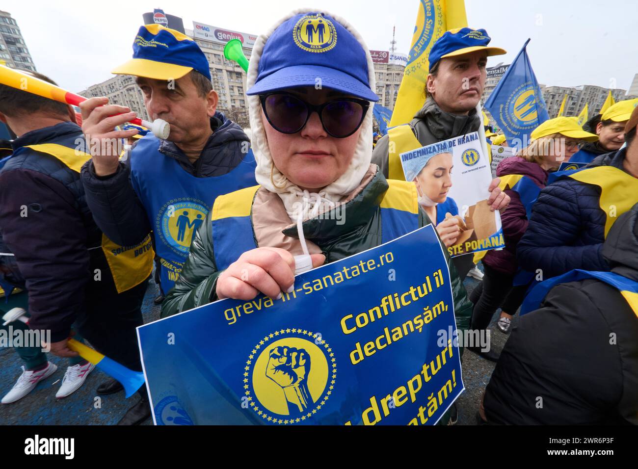 Bucarest, Roumanie. 11 mars 2024. Jusqu'à cinq mille travailleurs de la santé syndicalistes de la Fédération roumaine de solidarité sanitaire manifestent devant le siège du gouvernement roumain insatisfaits des augmentations de salaire reçues annonçant que si leurs revendications ne sont pas satisfaites, ce pourrait être le dernier rassemblement jusqu'à la grève générale. Lucian Alecu/Alamy Live News Banque D'Images