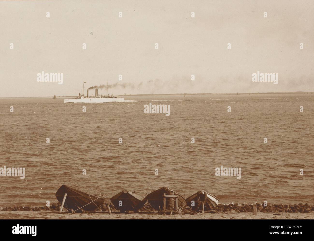 Navire de la marine HR. MS. Zeeland au large de la côte de Den Helder, 'Zeeland' (titre sur objet), Anna Clasina Leijer, Den Helder, 1890 - 1910, baryta paper, hauteur 105 mm × largeur 165 mm, photographie de l'armoire Banque D'Images