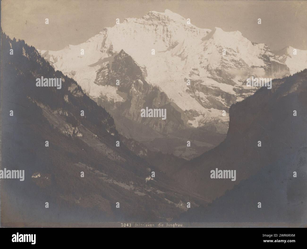 Vue de la Jungfrau, Interlaken, la Jungfrau (titre sur objet), Gebrüder Wehrli, (attribué à), Interlaken, 1897 - 1924, papier baryta, impression argentée gélatineuse, hauteur 163 mm × largeur 218 mm, photographie Banque D'Images