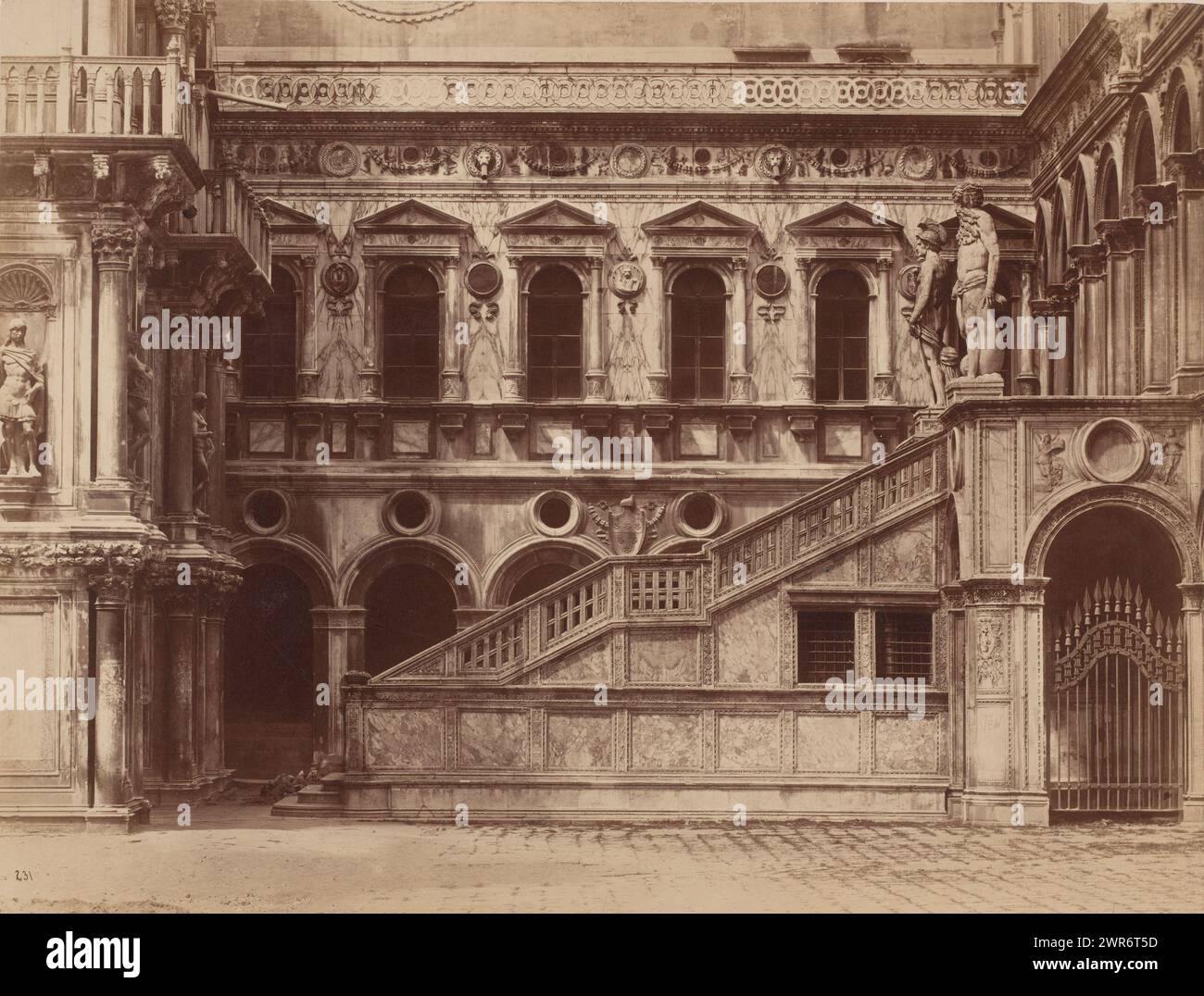 Cour du Palais des Doges à Venise, Italie, Carlo Ponti, (attribué à), Venise, 1858 - 1875, carton, impression albumine, hauteur 320 mm × largeur 479 mm, photographie Banque D'Images