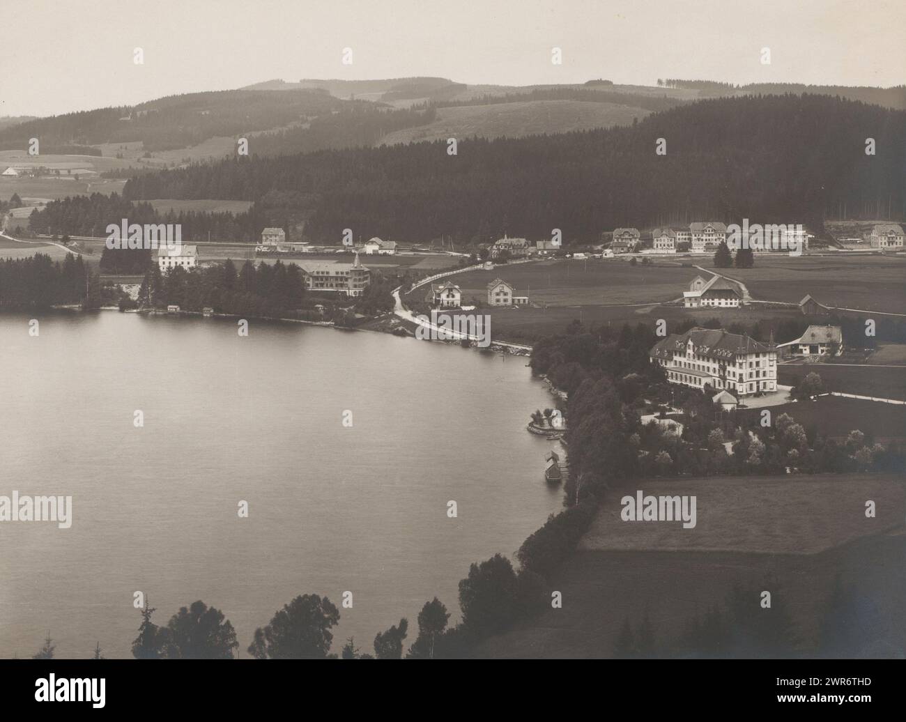 Titisee, Forêt Noire, Bade-Württemberg, Allemagne, la Forêt Noire est située sur le Rhin et à la frontière française. Sur la rive nord du lac, qui couvre 1.3m2 km, se trouve la ville thermale du même nom, qui fait aujourd'hui partie de la ville de Titisee-Neustadt. Ici, nous voyons Titisee du sud., éditeur : Photographische Gesellschaft Berlin, Allemagne, en 1904 ou avant, papier, impression argentée gélatine, hauteur 190 mm, largeur 242 mm, photographie Banque D'Images