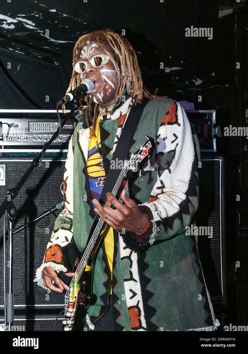 Giessen, Allemagne. 4 avril 2002. T. M. Stevens (Thomas Michael Stevens), bassiste américain de New York, USA, né le 28 juillet 1951 à New York, décédé le 10 mars 2024 dans le New Jersey, se produit lors d'un concert au club live MUK à Giessen, Allemagne. Photocrédit : Christian Lademann / LademannMedia Banque D'Images