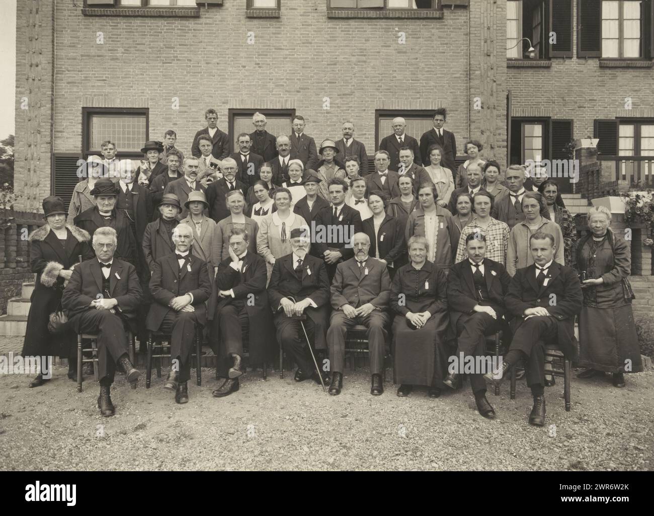 Portrait de groupe lors d'une conférence à Amerongen 1927, éventuellement avec Marie Breitner-Jordan, Vereenigde Foto-bureaux Amsterdam, Amerongen, 1927, baryta paper, tirage argenté gélatineux, hauteur 181 mm × largeur 244 mm, photographie Banque D'Images