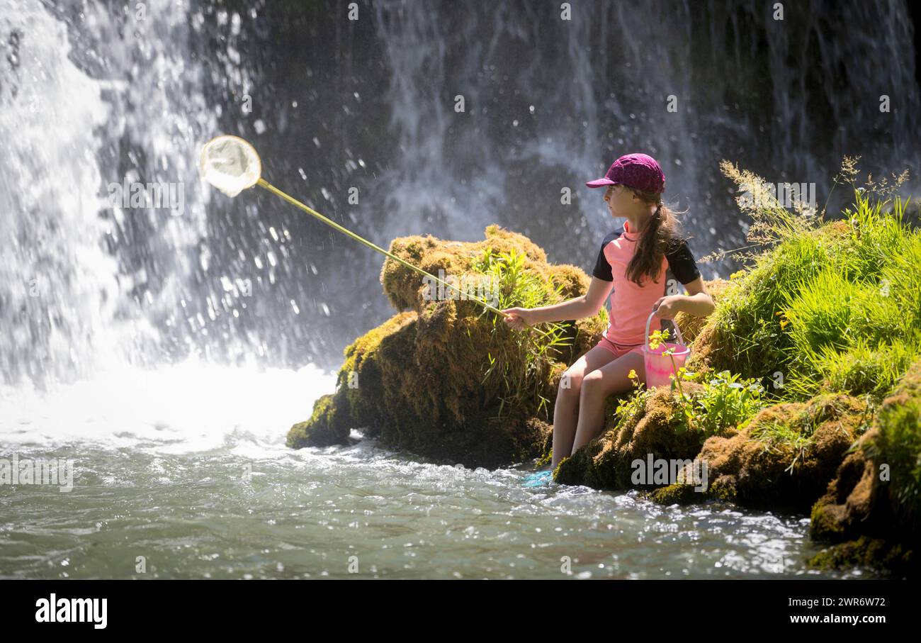 01/07/18 Freya Kirkpatrick, 10 ans, trouve un endroit tranquille pour échapper à la chaleur à Monsal Weir près de Bakewell dans le Derbyshire Peak District. Tous droits réf Banque D'Images