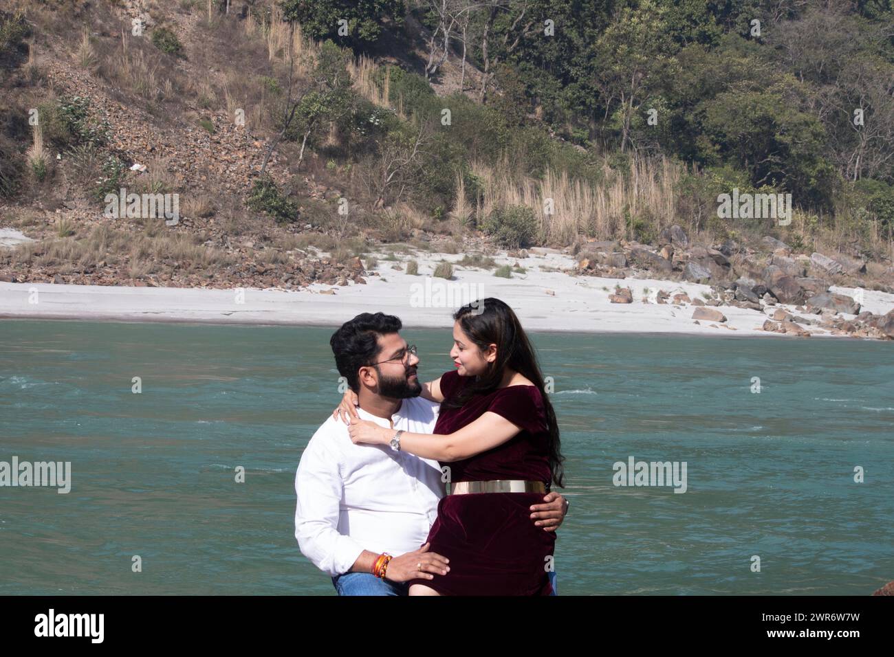 Ganges Serenade, Une étreinte intemporelle se déploie alors que le couple partage un moment tendre face à face par les eaux qui coulent Banque D'Images