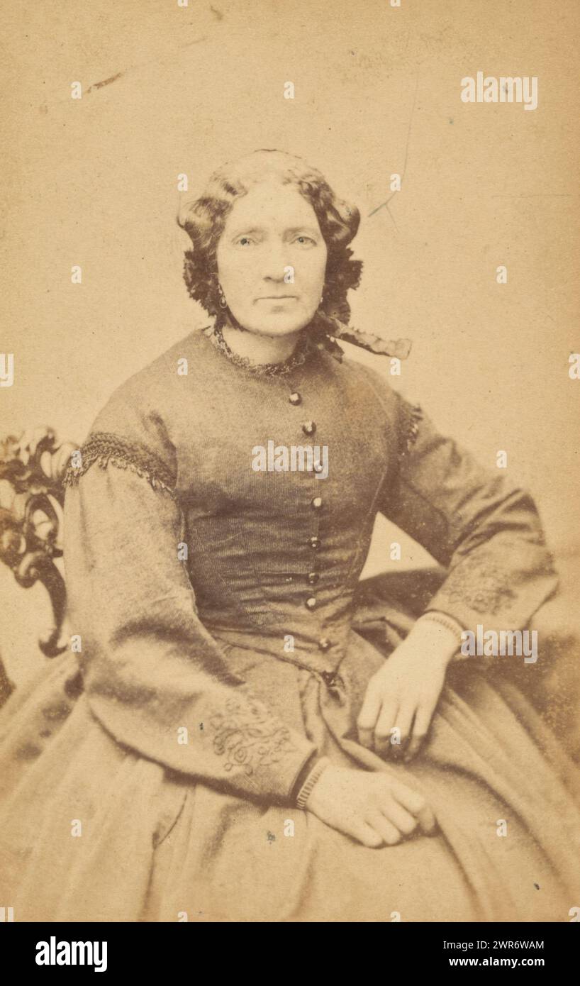 Portrait d'une femme de la famille Marmelstein, probablement la mère de A. F. Marmelstein, Albert Greiner, Amsterdam, 1861 - 1874, carton, imprimé albumen, hauteur 105 mm × largeur 60 mm, carte-de-visite Banque D'Images