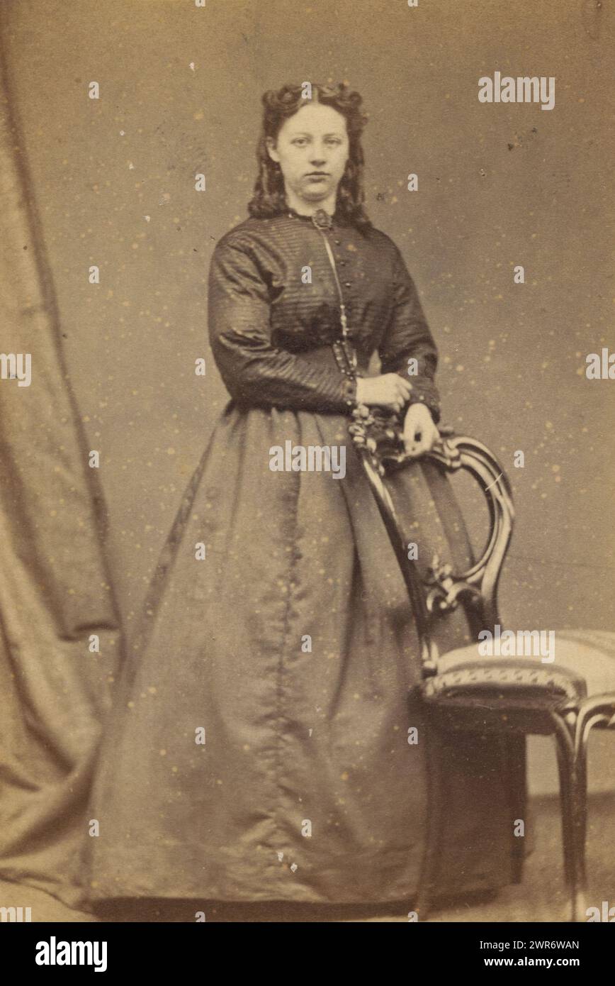 Portrait d'une jeune femme inconnue de la famille Marmelstein, S. van Caspel & Stapert, Amsterdam, 1867 - 1870, carton, impression albumine, hauteur 100 mm × largeur 65 mm, carte-de-visite Banque D'Images