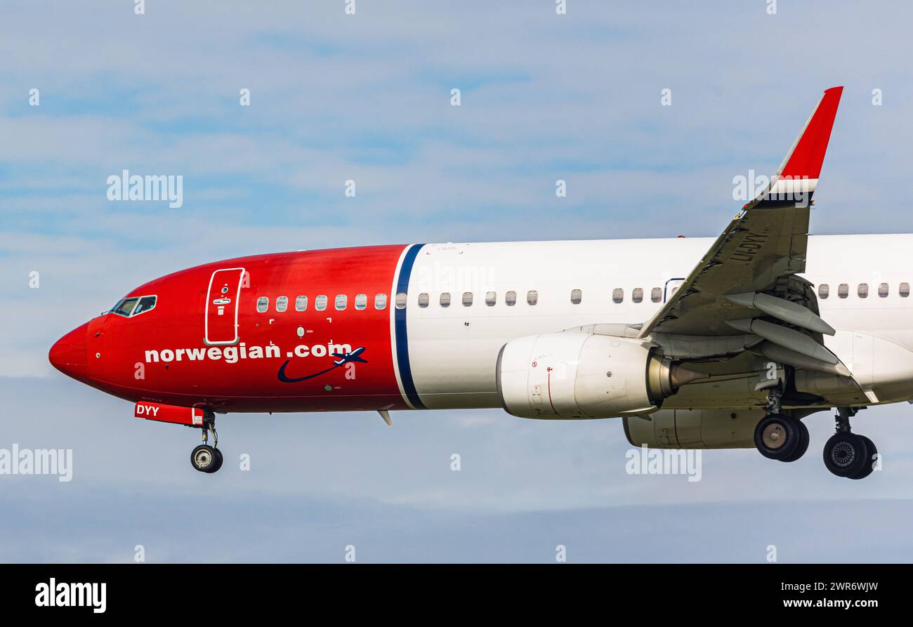 Eine Boeing 737-8JP von Norwegian befindet sich im Landeanflug auf die Nordbahn des Flughafen München. Immatrikulation LN-DYY. (München, Allemagne, Banque D'Images