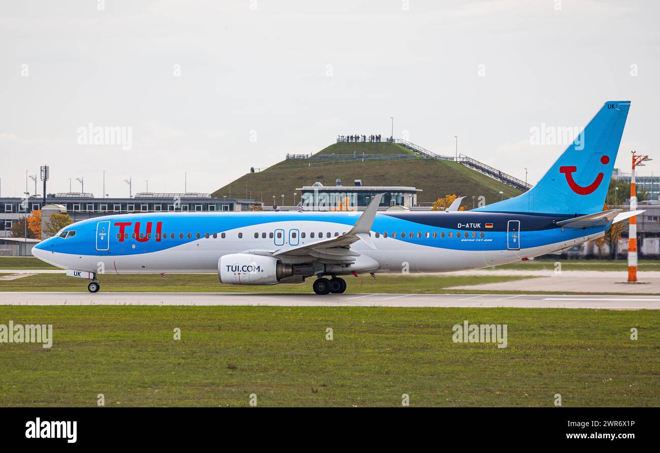 Eine Boeing 737-800 von TUI Fly startet vom Flughafen München. Immatrikulation d-ATUK. (München, Allemagne, 09.10.2022) Banque D'Images