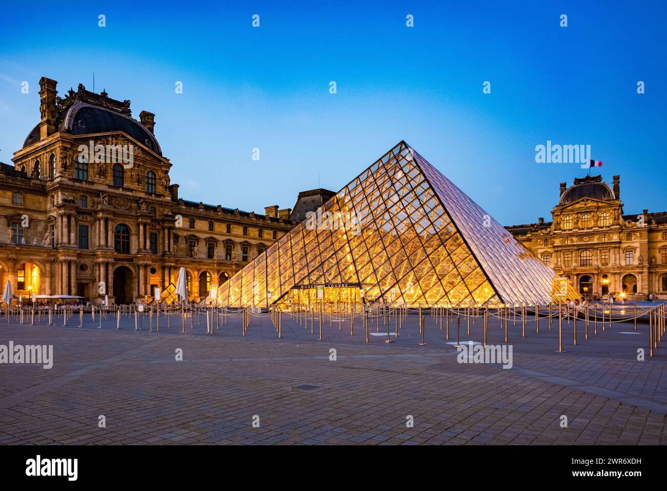 Paris, France - 23 juillet 2022 : la cour du musée du Louvre la nuit Banque D'Images
