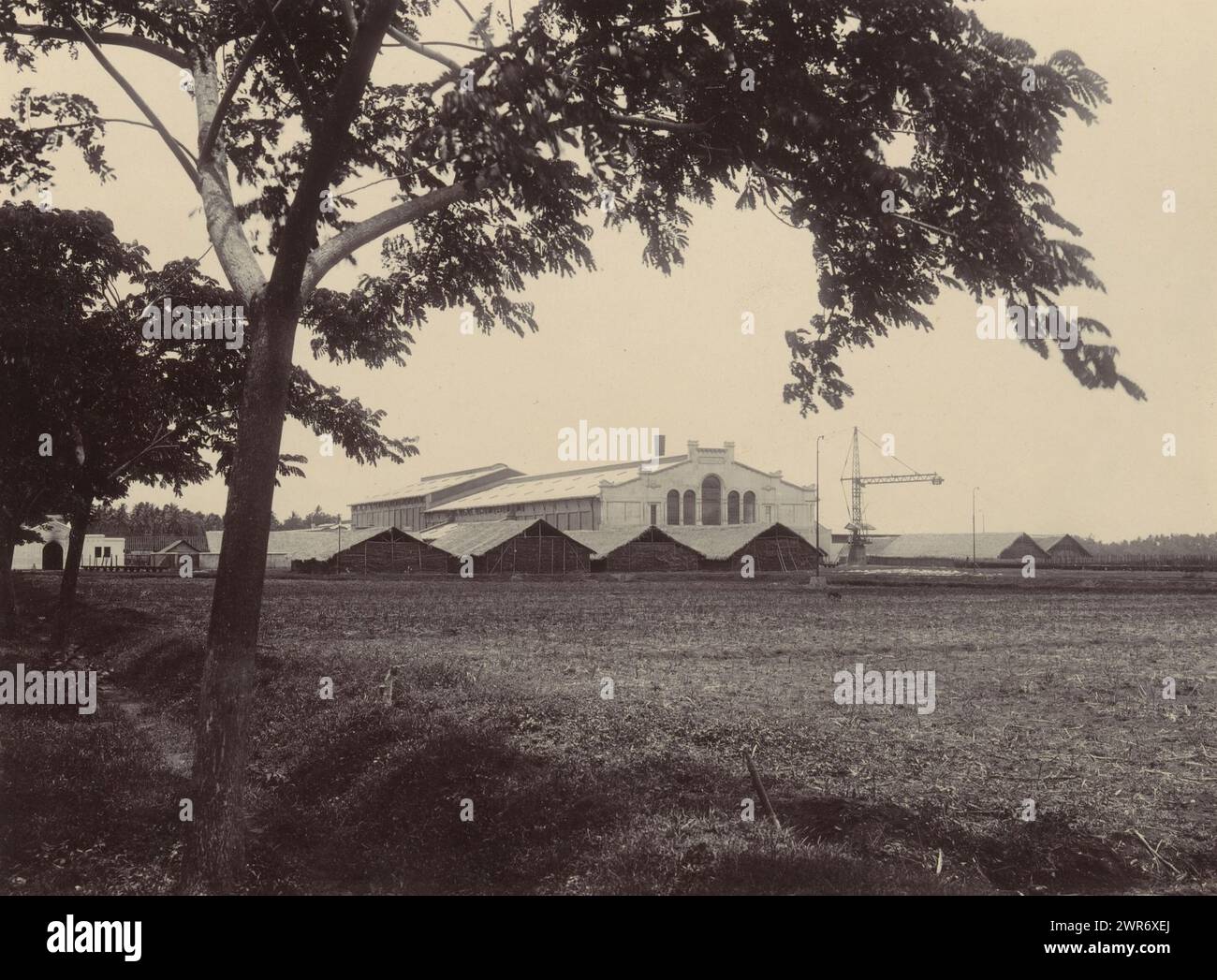 Usine de sucre avec grue à Purworejo, partie de l'album de famille avec des photos d'une famille dans l'ancienne colonie des Indes orientales néerlandaises et d'une usine de sucre à Purworejo., anonyme, Purworejo, c. 1916 - c. 1918, support photographique, hauteur 175 mm × largeur 235 mm, photographie Banque D'Images