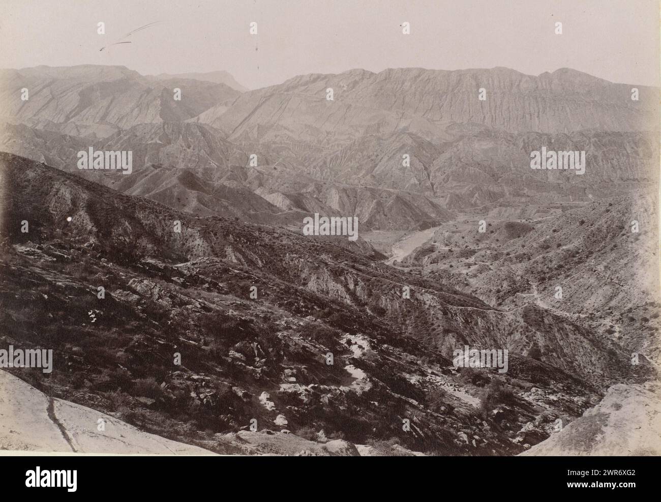 Paysage de montagne en Perse, Kohal Malu, Shiraz-Buchire (titre sur objet), partie de l'album de voyage de H. Dunlop avec des photos de sites en Perse, Ecosse, Allemagne, Russie, Chine et Canada., Antoine Sevruguin, Perse, c. 1880 - c. 1895, papier, tirage albumine, hauteur 158 mm × largeur 230 mm, photographie Banque D'Images