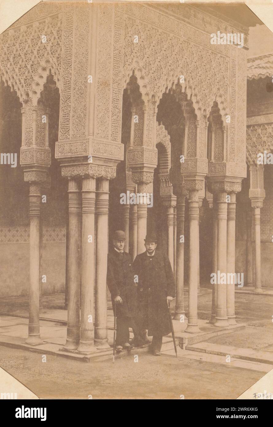 Alex. J. Marks et Joh. G. Heil au Patio de los Leones dans l'Alhambra, cette photo fait partie d'un album., anonyme, 12-Mar-1892, support photographique, tirage albumen, hauteur 236 mm × largeur 168 mm, photographie Banque D'Images