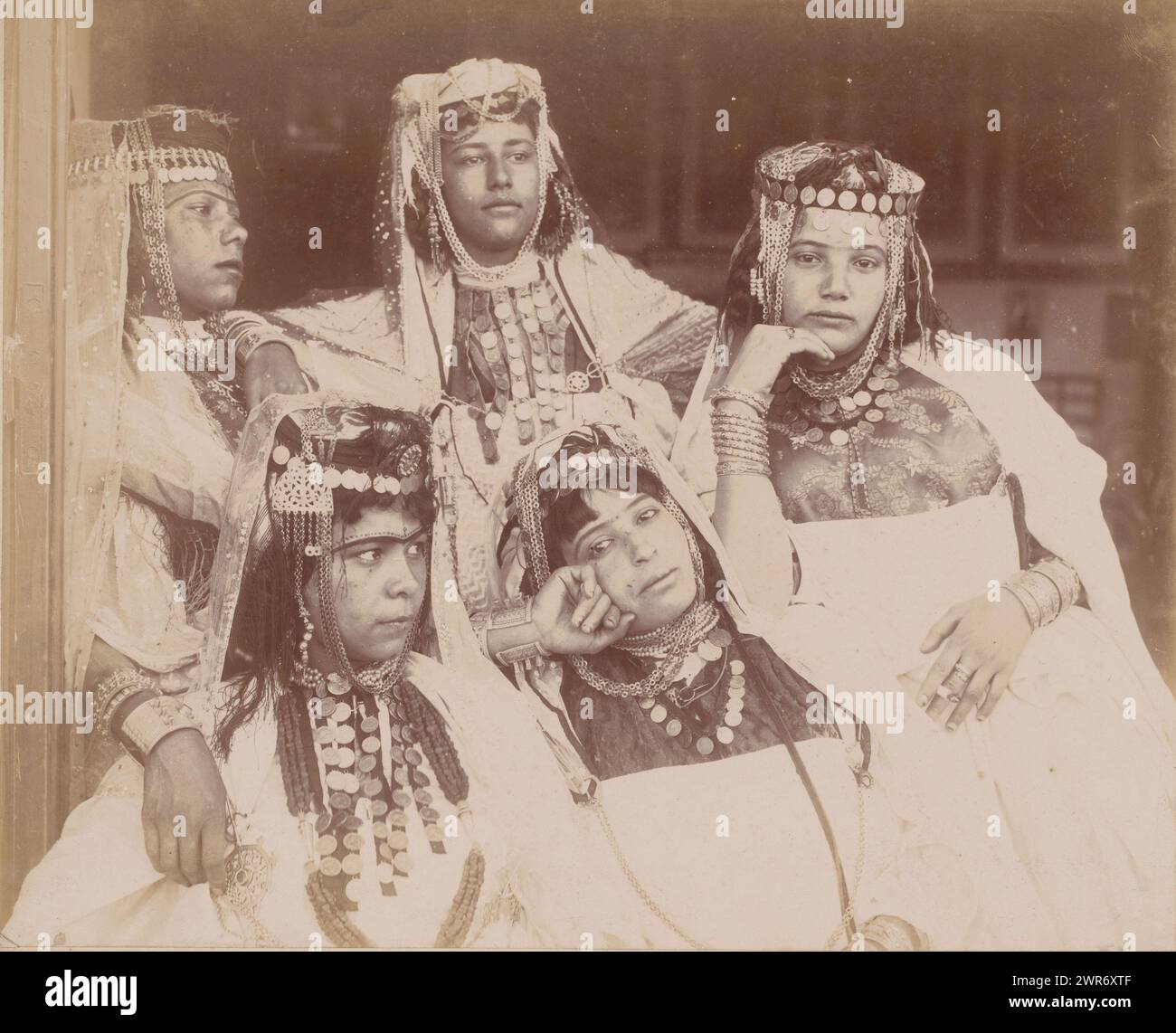 Portrait de groupe de cinq femmes Ouled Naïl inconnues en Algérie, Alger, groupe de filles d'Ouled Nail à Biskra (titre sur objet), anonyme, Algerije, 1890 - 1930, baryta paper, hauteur 247 mm × largeur 317 mm, photographie Banque D'Images