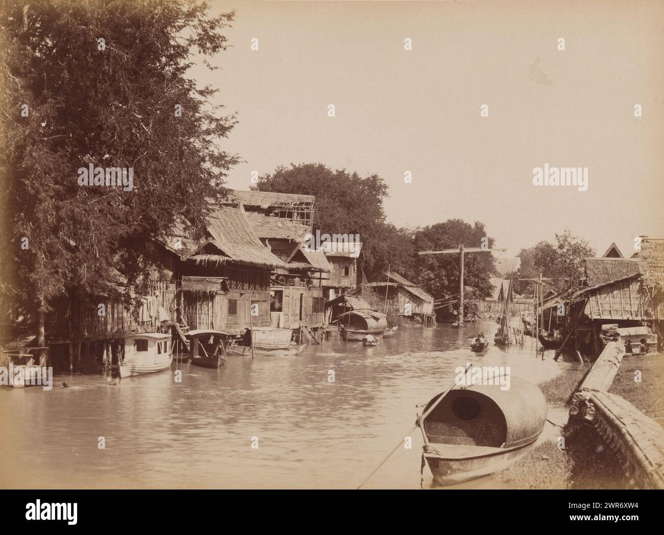 Vue de maisons le long d'un khlong à Bangkok, Siam, Bangkok - Klong San - vue de maisons indigènes (titre sur objet), anonyme, Bangkok, 1860 - 1900, papier, tirage à l'albumen, hauteur 235 mm × largeur 315 mm, photographie Banque D'Images