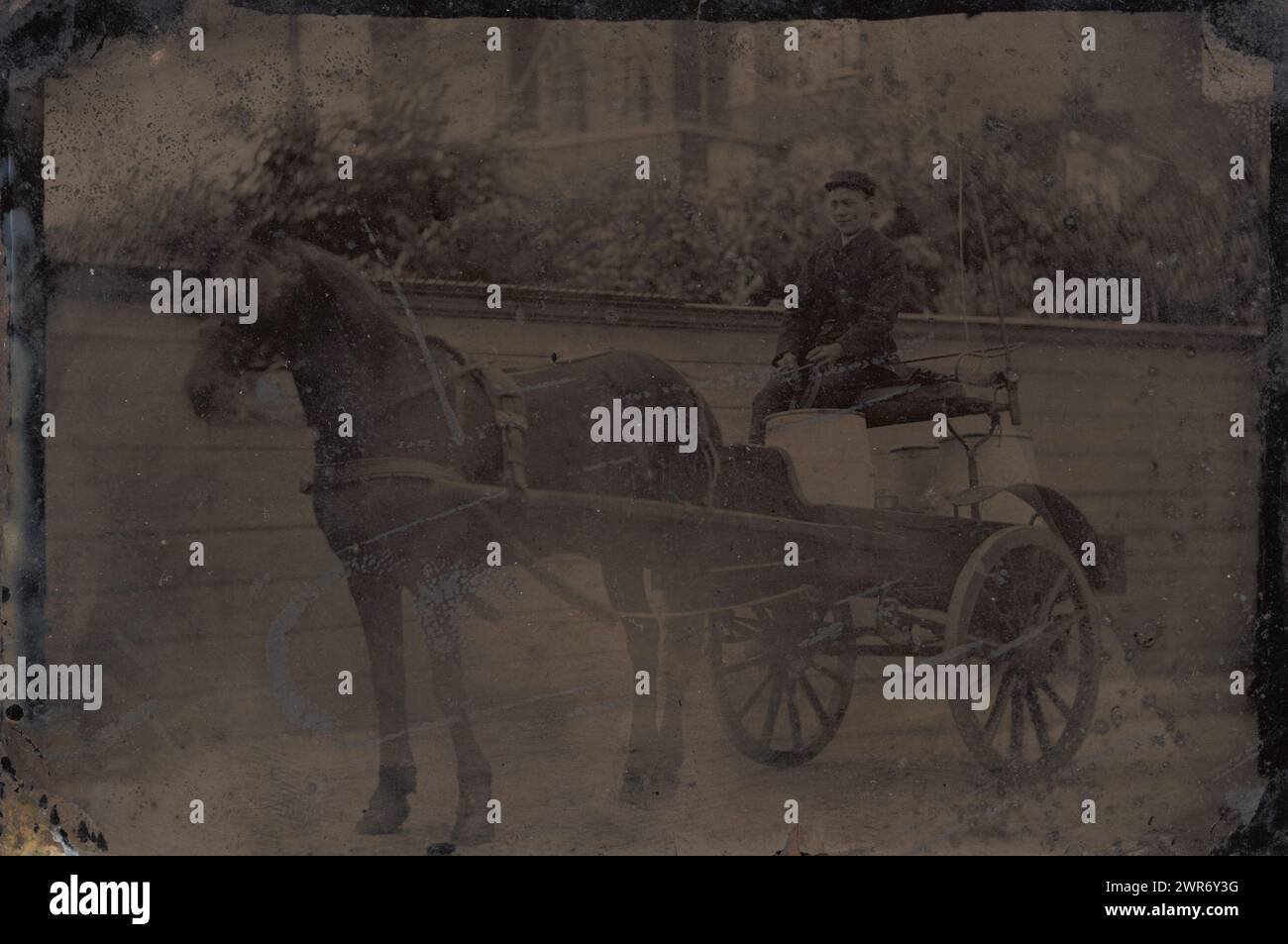 Portrait d'un jeune homme inconnu sur une calèche, anonyme, 1855 - 1940, fer (métal), ferrotypage, hauteur 89 mm × largeur 129 mm, photographie Banque D'Images