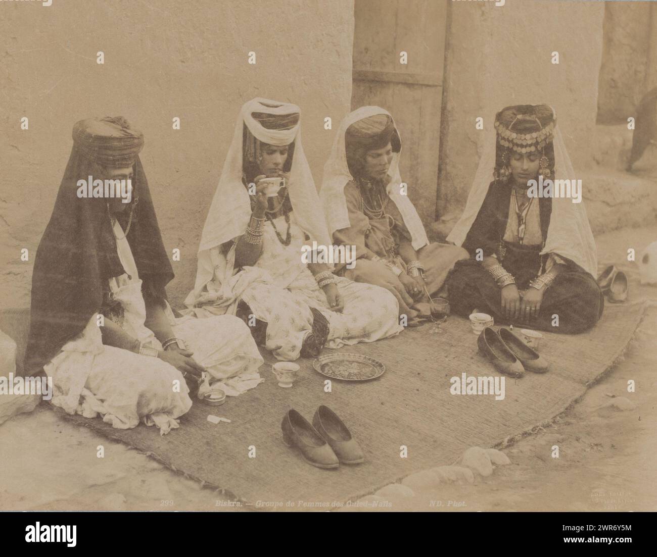 Portrait de groupe de quatre femmes Ouled Naïl inconnues en Algérie, Biskra, groupe de femmes des Ouled-Naïls (titre sur objet), Neurdein Frères, Algerije, 1863 - 1900, papier, tirage à l'albumen, hauteur 278 mm × largeur 345 mm, photographie Banque D'Images