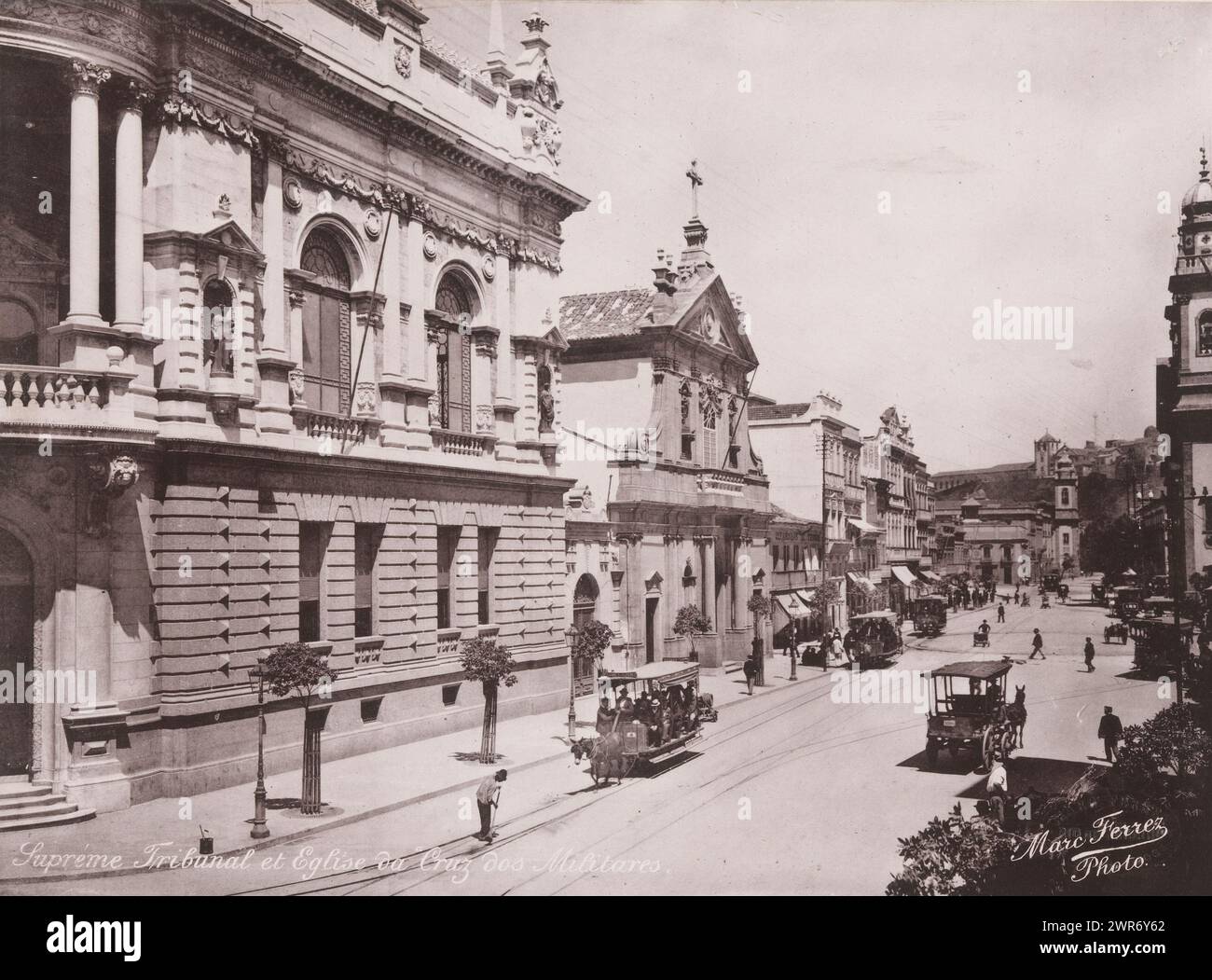Vue sur la rue dans la rua primeiro de Março avec le palais de justice et l'église da Cruz dos Militares à Rio de Janeiro, Supréme Tribunal et Eglise da Cruz dos Militares (titre sur l'objet), Marc Ferrez, anonyme, Rio de Janeiro, 1890 - 1910, papier, collotype, hauteur 172 mm × largeur 233 mm, hauteur 257 mm × largeur 332 mm, impression photomécanique Banque D'Images