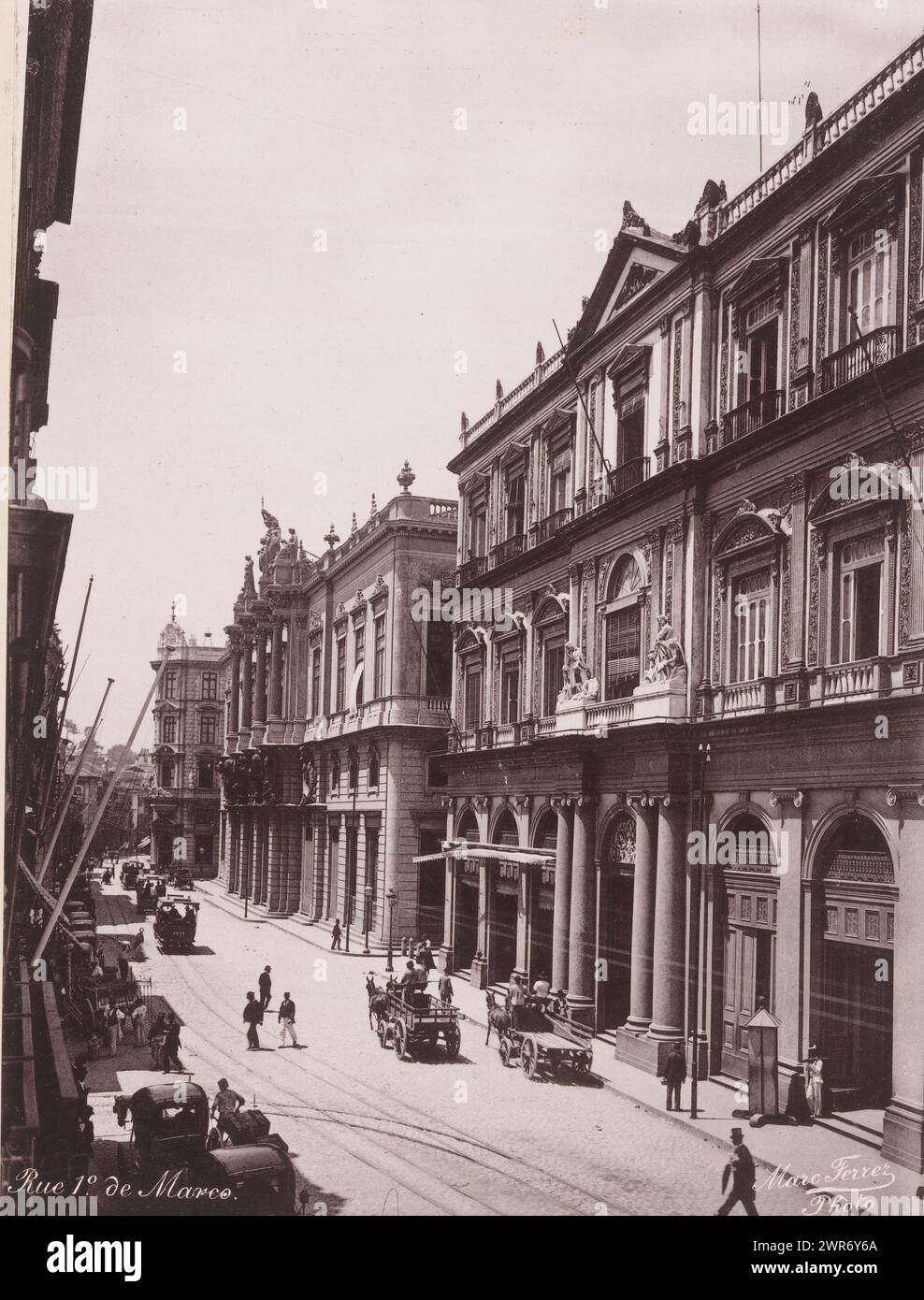 Vue de Rua Primeiro de Março à Rio de Janeiro, Rue 1e de Marco (titre sur objet), Marc Ferrez, anonyme, Rio de Janeiro, 1890 - 1910, papier, collotype, hauteur 236 mm × largeur 175 mm, hauteur 332 mm × largeur 258 mm, impression photomécanique Banque D'Images