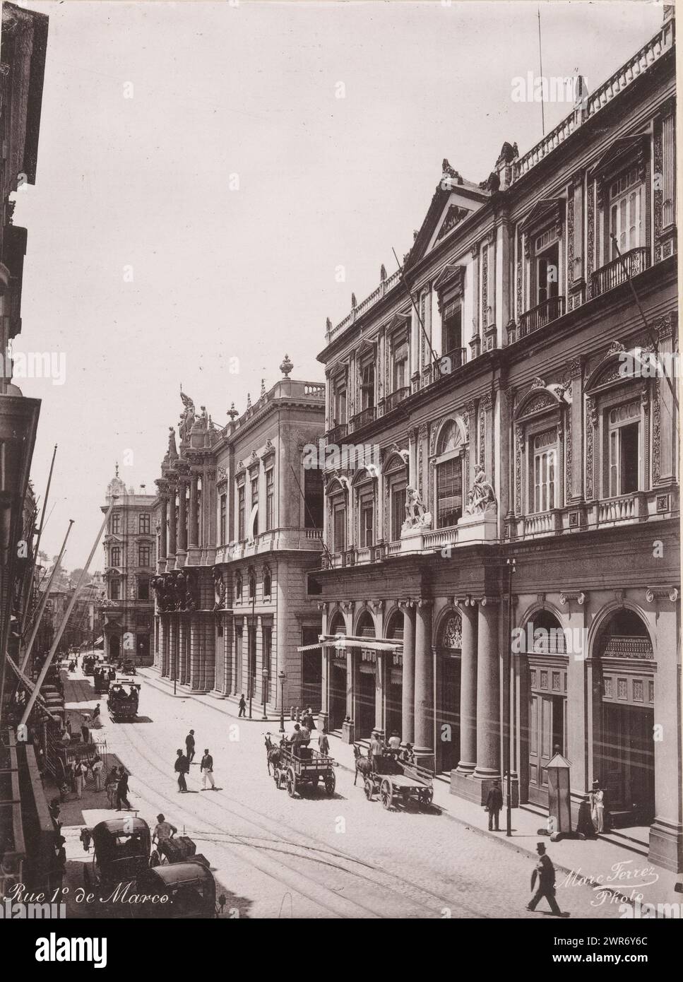 Street view in Rua Primeiro de Março in Rio de Janeiro, Rue 1e de Marco (titre sur objet), Marc Ferrez, anonyme, Rio de Janeiro, 1890 - 1910, papier, collotype, hauteur 237 mm × largeur 176 mm, hauteur 332 mm × largeur 260 mm, impression photomécanique Banque D'Images