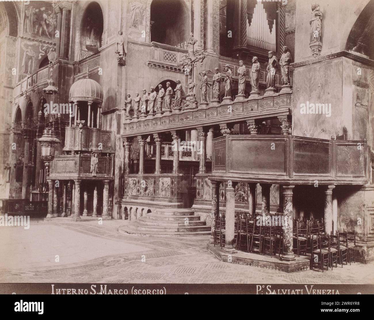 Intérieur du San Marco à Venise, Interno S. Marco (scorgio) (titre sur objet), Paolo Salviati, Venise, 1860 - 1870, papier, tirage sur albumine, hauteur 197 mm × largeur 250 mm, hauteur 275 mm × largeur 365 mm, photographie Banque D'Images