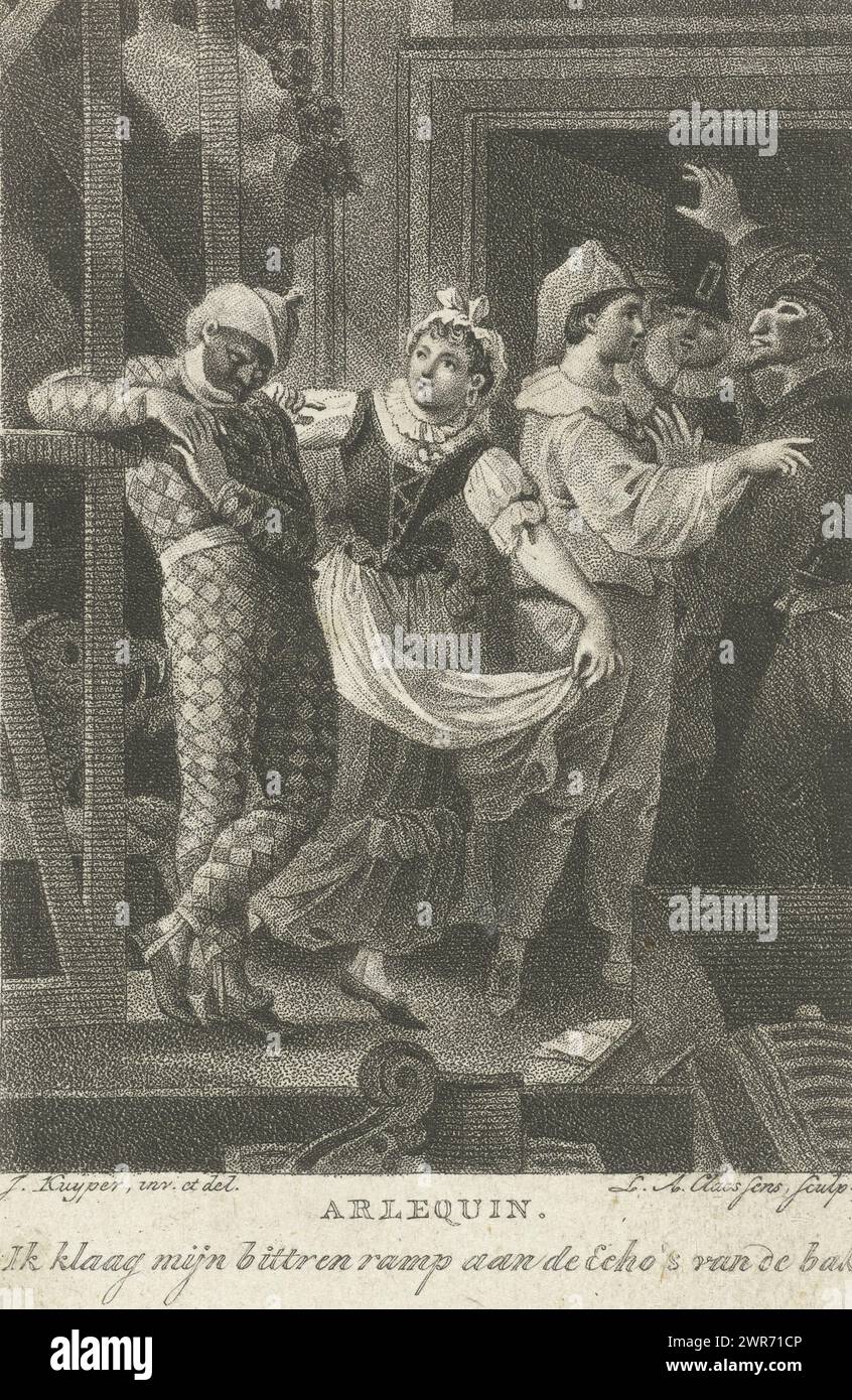 Arlequin sur scène, Arlequin (titre sur objet), Un Arlequin se tient sur scène, près de la fosse de l'orchestre. Il a l'air un peu triste et une fille essaie de lui remonter le moral. Il y a d'autres figures de scène dans une porte., imprimeur : Lambertus Antonius Claessens, après dessin par : Jacques Kuyper, pays-Bas, 1801, papier, gravure, hauteur 108 mm × largeur 70 mm, impression Banque D'Images