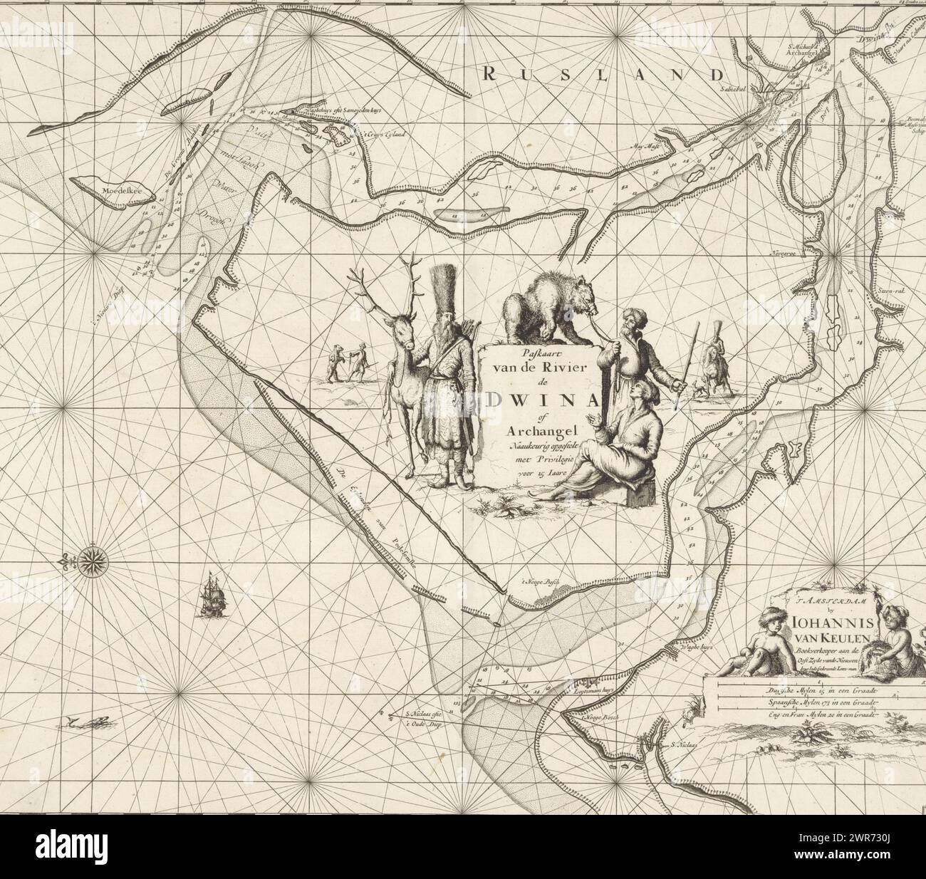 Carte du col de la Dvina septentrionale, carte du col de la rivière Dwina ou Archange (titre sur l'objet), carte du col de la rivière Dvina septentrionale, qui se jette dans la mer Blanche près de la ville portuaire russe d'Arkhangelsk (Archange). Au centre de la carte se trouve une pierre avec le titre, montrant trois personnages avec des chapeaux de fourrure, y compris un homme avec un ours apprivoisé. En bas à droite deux enfants avec des chapeaux de fourrure à l'adresse de l'éditeur et la balance. Au-dessus et au-dessous de la division des degrés., imprimeur : Jan Luyken, éditeur : Johannes van Keulen (I), inconnu, Amsterdam, 1681 - 1799, papier, gravure Banque D'Images