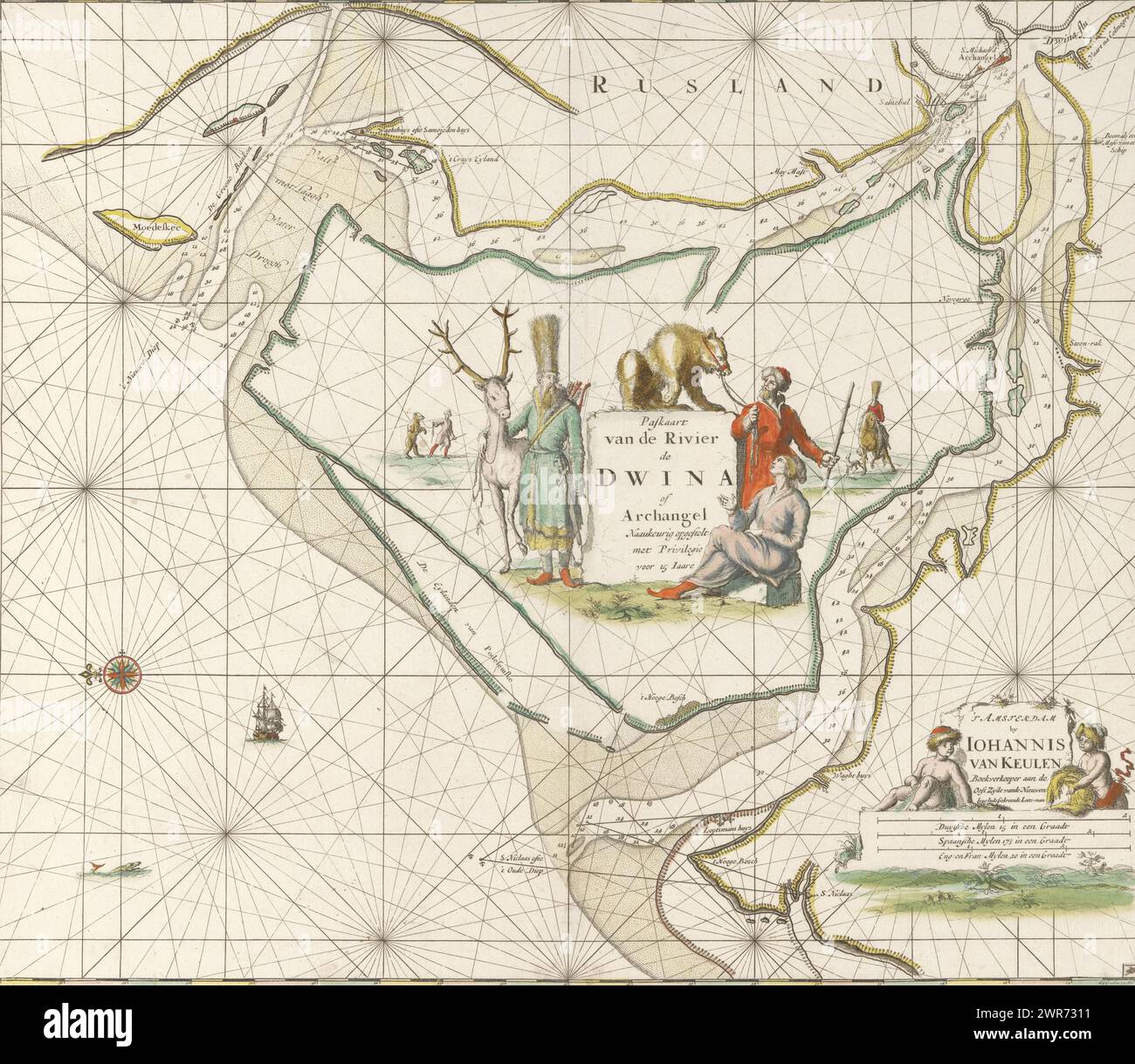 Carte du col de la Dvina septentrionale, carte du col de la rivière Dwina ou Archange (titre sur l'objet), carte du col de la rivière Dvina septentrionale, qui se jette dans la mer Blanche près de la ville portuaire russe d'Arkhangelsk (Archange). Au centre de la carte se trouve une pierre avec le titre, montrant trois personnages avec des chapeaux de fourrure, y compris un homme avec un ours apprivoisé. En bas à droite deux enfants avec des chapeaux de fourrure à l'adresse de l'éditeur et l'échelle en allemand, espagnol et anglais ou français miles. Au-dessus et au-dessous de la division des degrés., imprimeur : Jan Luyken, éditeur : Johannes van Keulen (I), inconnu, Amsterdam Banque D'Images