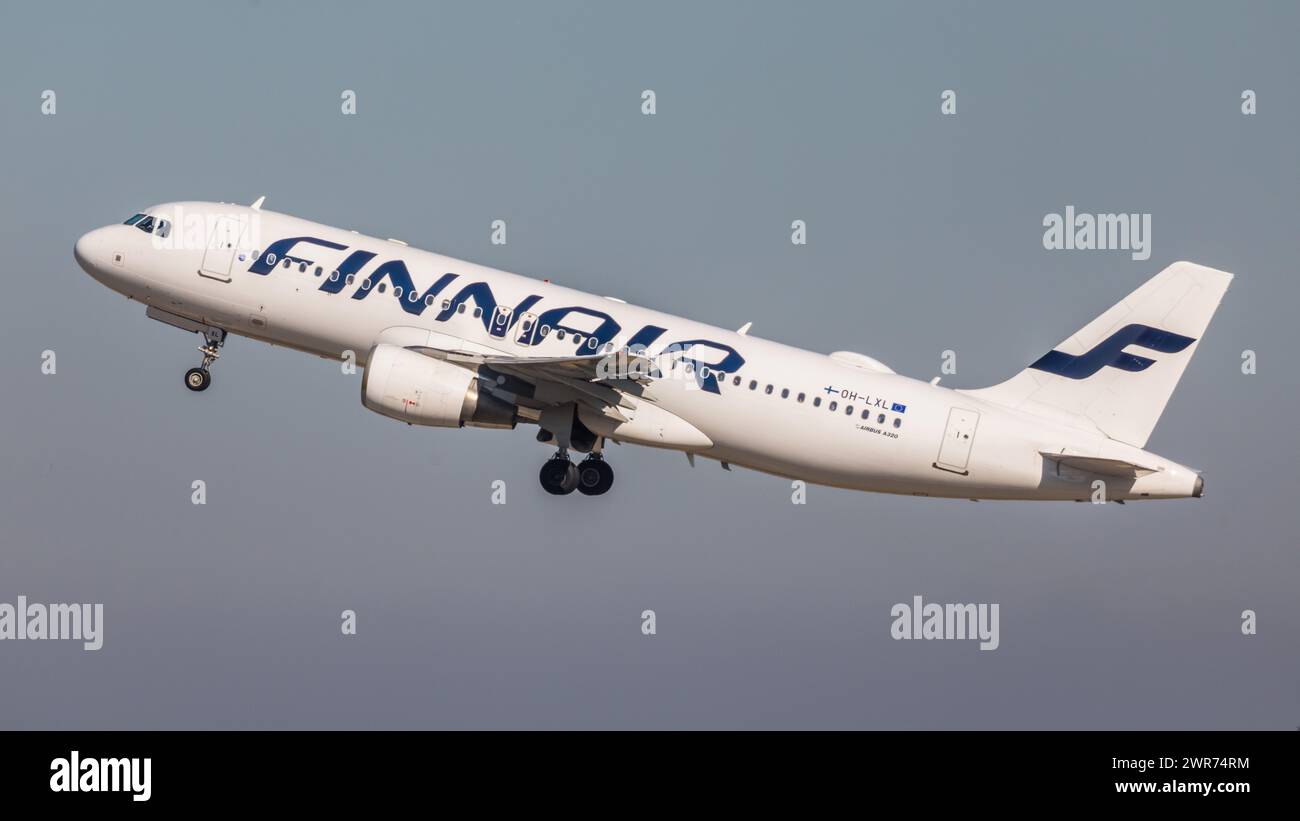 Zürich, Schweiz - 28. Février 2022 : Ein Airbus A320-214 von Finnair startet vom Flughafen Zürich. Banque D'Images