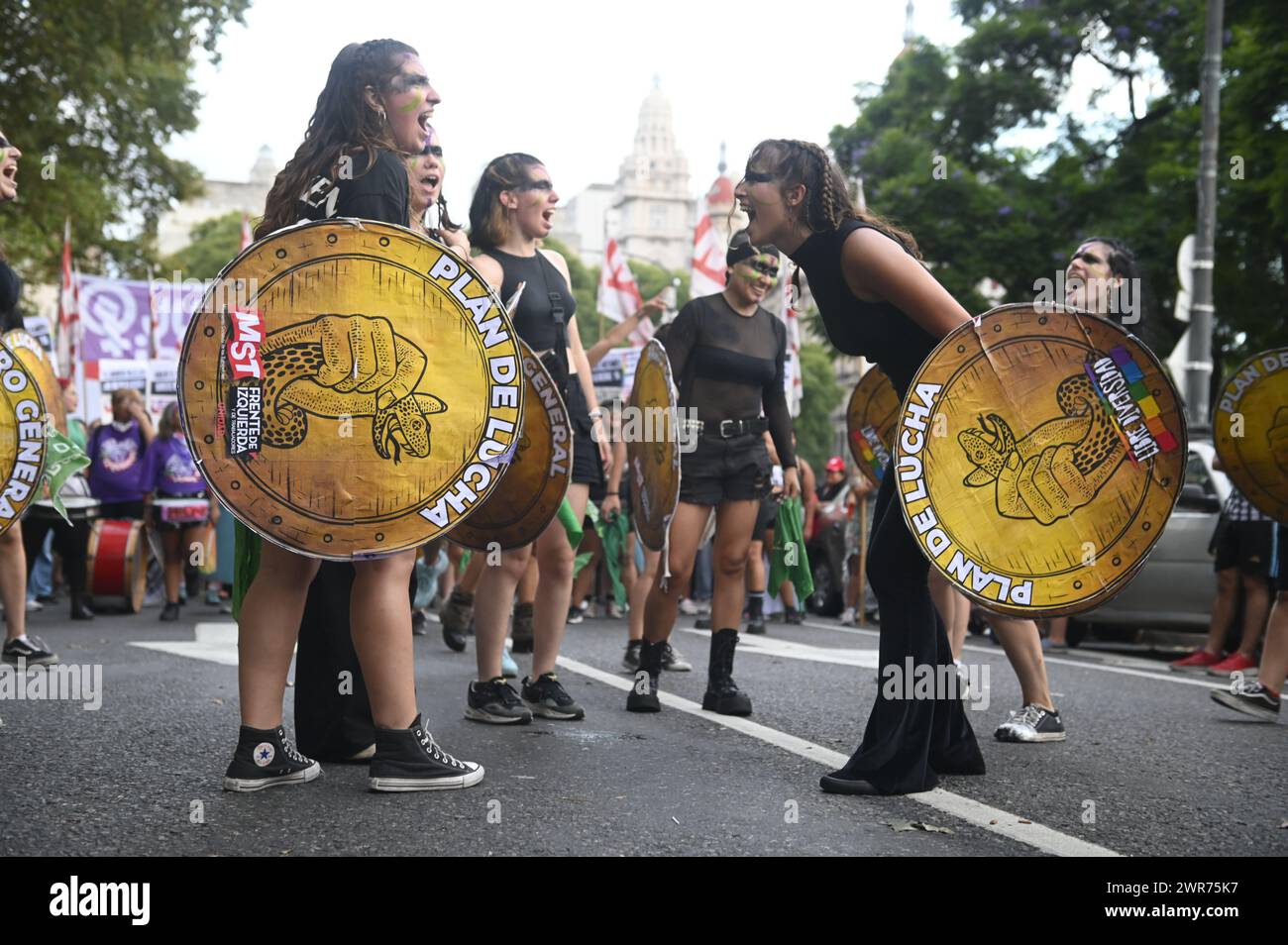 Buenos Aires, Argentine. 08 mars 2024. Les jeunes femmes appellent à une "grève générale" avec des boucliers symboliques lors d'un rassemblement pour la Journée internationale de la femme devant le Congrès argentin. Sur les boucliers, le serpent symbolique du mouvement ultra-libéral du président Milei est saisi par le cou. Crédit : Igor Wagner/dpa/Alamy Live News Banque D'Images