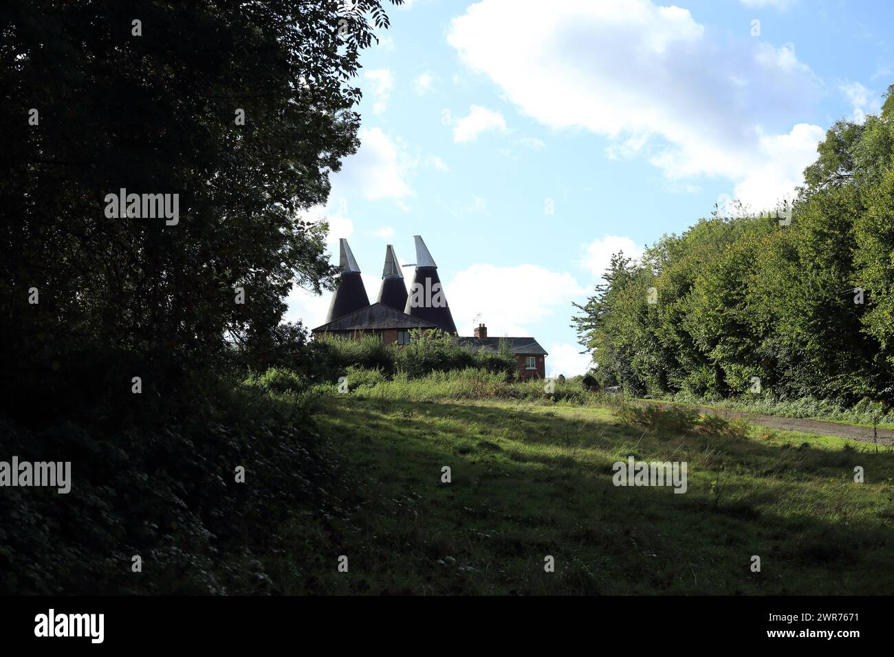 Vue de la ferme avec des oasts à l'extérieur de Tudeley, Tonbridge, Kent, Angleterre, Royaume-Uni Banque D'Images