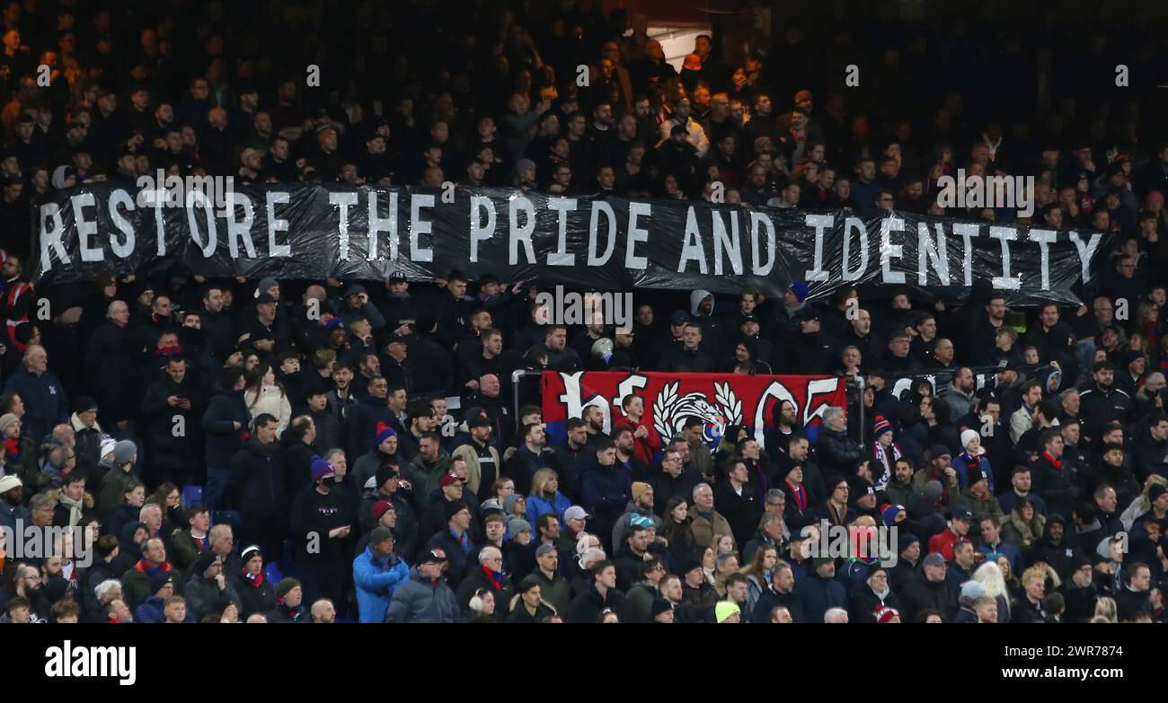 Les fans de Crystal Palace tiennent des bannières en altitude qui indiquent « Restore the Pride and Identity ». - Crystal Palace v Chelsea, premier League, Selhurst Park Stadium, Croydon, Royaume-Uni - 12 février 2024. Usage éditorial uniquement - des restrictions DataCo s'appliquent. Banque D'Images