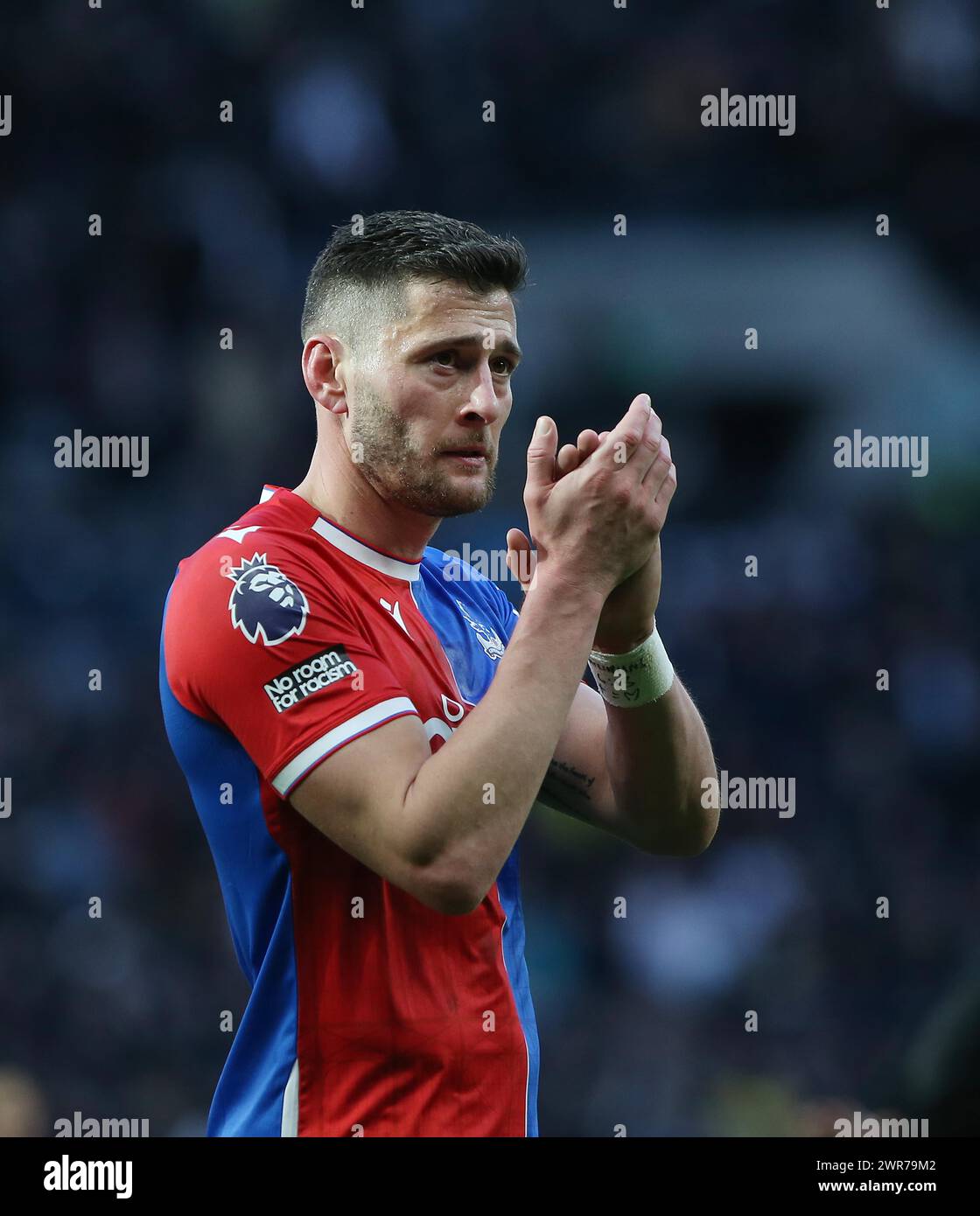 Joel Ward de Crystal Palace applaudit les fans de Crystal Palace. - Tottenham Hotspur v Crystal Palace, premier League, Tottenham Hotspur Stadium, Londres, Royaume-Uni - 2 mars 2024.. Usage éditorial uniquement - des restrictions DataCo s'appliquent Banque D'Images