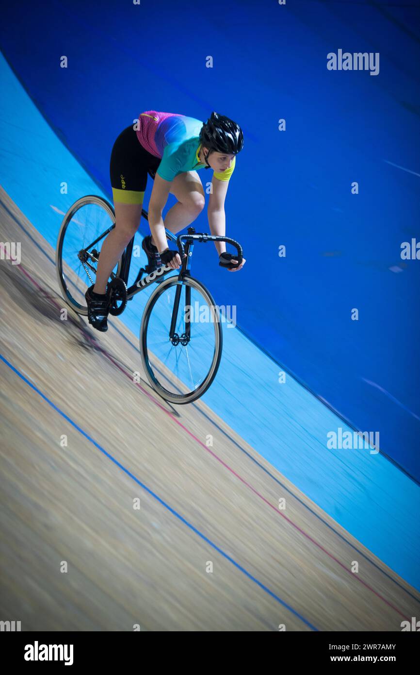 16/12/17 la cycliste amateur Chloe Kirkpatrick apprend à faire du vélo sur le vélodrome de Derby Arena, Derbyshire UK. Banque D'Images