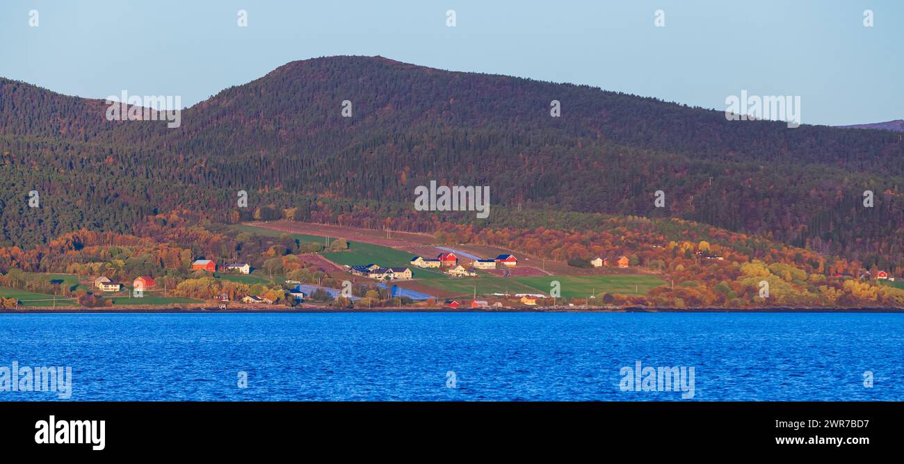 Paysage norvégien panoramique, vue côtière avec des maisons colorées sur la côte de la mer par une journée ensoleillée Banque D'Images